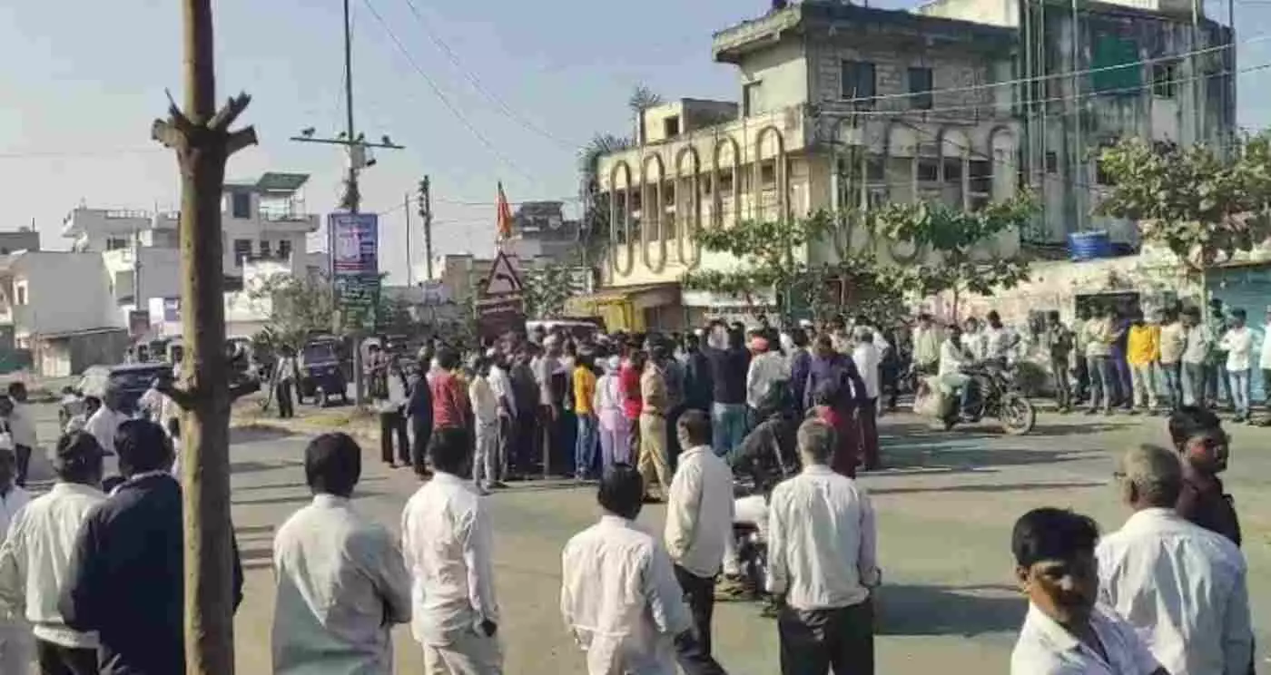 लातूर: भाजपा प्रदेशाध्यक्ष रवींद्र चव्हाण के बयान पर भड़का आक्रोश, विलासराव देशमुख के पैतृक गांव बाभलगांव में जूता मारो आंदोलन और कड़ा बंद