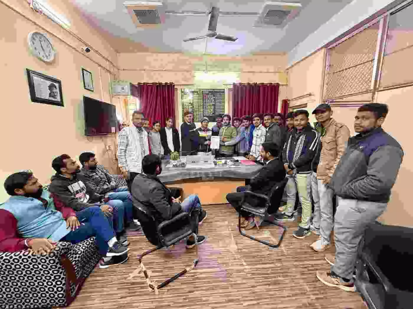 निंबाहेड़ा: बीएससी द्वितीय सेमेस्टर के परिणामों में भारी अनियमितता का आरोप, एनएसयूआई ने खोला विश्वविद्यालय प्रशासन के खिलाफ मोर्चा निंबाहेड़ा: बीएससी द्वितीय सेमेस्टर के परिणामों में भारी अनियमितता का आरोप, एनएसयूआई ने खोला विश्वविद्यालय प्रशासन के खिलाफ मोर्चा