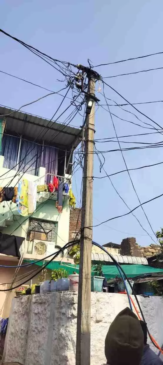 बारां में बिजली चोरी पर विजिलेंस का बड़ा प्रहार: 20 ठिकानों पर छापेमारी, 12 लाख का भारी जुर्माना बारां में बिजली चोरी पर विजिलेंस का बड़ा प्रहार: 20 ठिकानों पर छापेमारी, 12 लाख का भारी जुर्माना