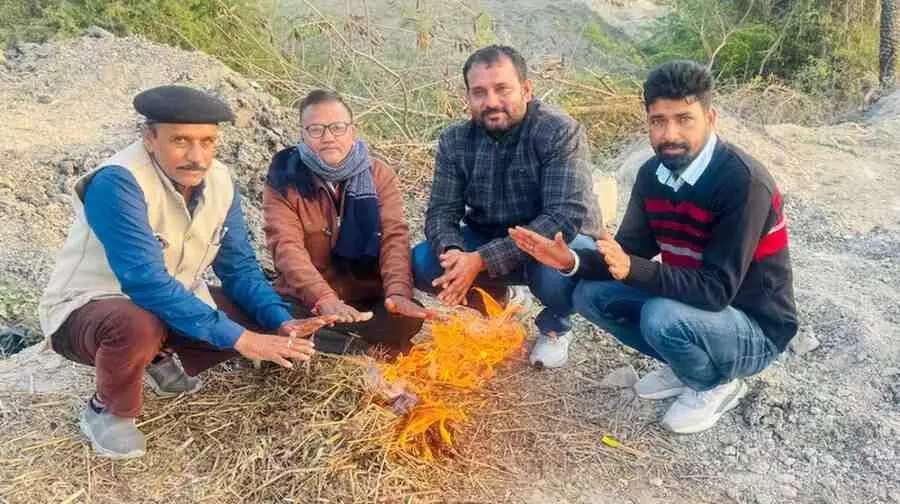 उदयपुर: कड़ाके की ठंड और घने कोहरे की आगोश में भटेवर, पाले की आशंका से किसानों के माथे पर चिंता की लकीरें उदयपुर: कड़ाके की ठंड और घने कोहरे की आगोश में भटेवर, पाले की आशंका से किसानों के माथे पर चिंता की लकीरें
