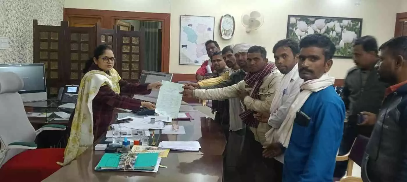 प्रतापगढ़: देवगढ़ महात्मा गांधी अंग्रेजी विद्यालय के अस्तित्व पर संकट, ग्रामीणों ने कलेक्टर के द्वार खटखटाकर दी आंदोलन की चेतावनी प्रतापगढ़: देवगढ़ महात्मा गांधी अंग्रेजी विद्यालय के अस्तित्व पर संकट, ग्रामीणों ने कलेक्टर के द्वार खटखटाकर दी आंदोलन की चेतावनी