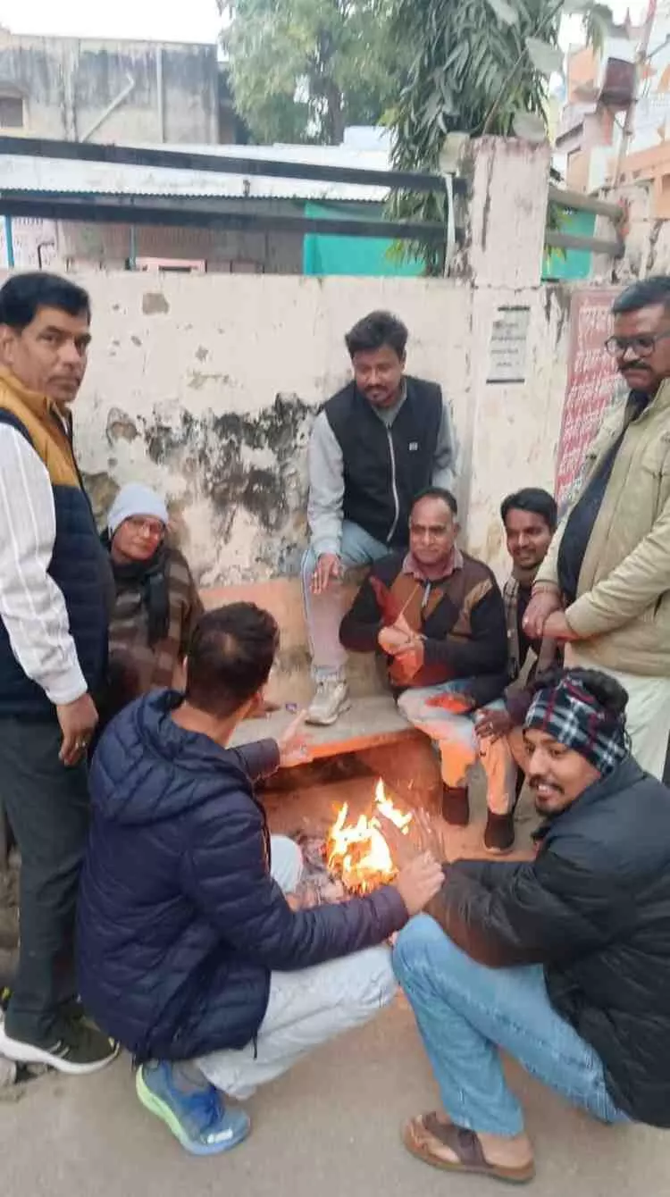 खेरोदा में कड़ाके की ठंड का सितम: ठिठुरन के बीच अलाव बने ग्रामीणों का सहारा, जनजीवन हुआ बेहाल खेरोदा में कड़ाके की ठंड का सितम: ठिठुरन के बीच अलाव बने ग्रामीणों का सहारा, जनजीवन हुआ बेहाल
