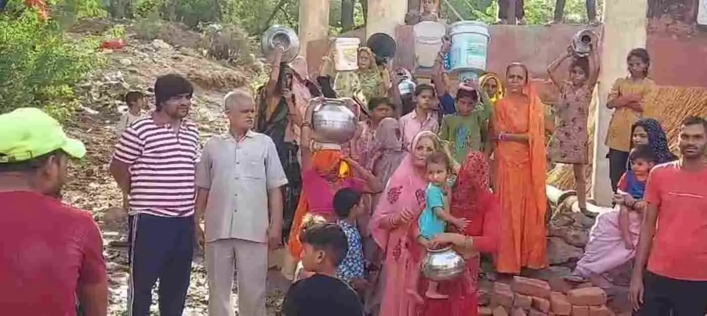 भुसावर (निठार): बूंद-बूंद को तरसे ग्रामीण, जलदाय विभाग की लापरवाही के खिलाफ पानी की टंकी पर चढ़कर किया भारी प्रदर्शन भुसावर (निठार): बूंद-बूंद को तरसे ग्रामीण, जलदाय विभाग की लापरवाही के खिलाफ पानी की टंकी पर चढ़कर किया भारी प्रदर्शन
