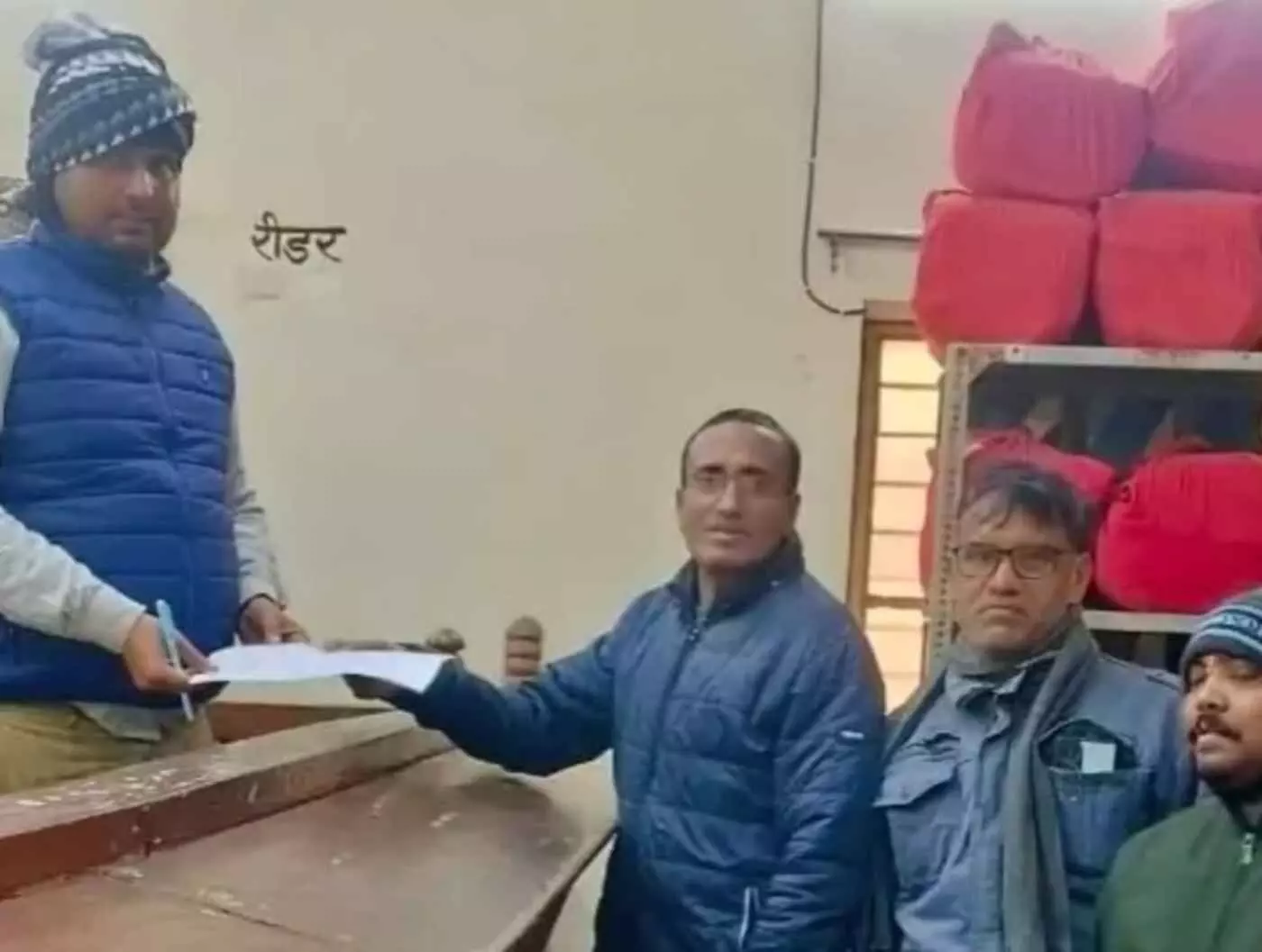 बयाना: मेडिकल स्टोरों पर कॉमर्शियल नक्शे की तलवार, फार्मासिस्टों ने सरकार के खिलाफ खोला मोर्चा बयाना: मेडिकल स्टोरों पर कॉमर्शियल नक्शे की तलवार, फार्मासिस्टों ने सरकार के खिलाफ खोला मोर्चा