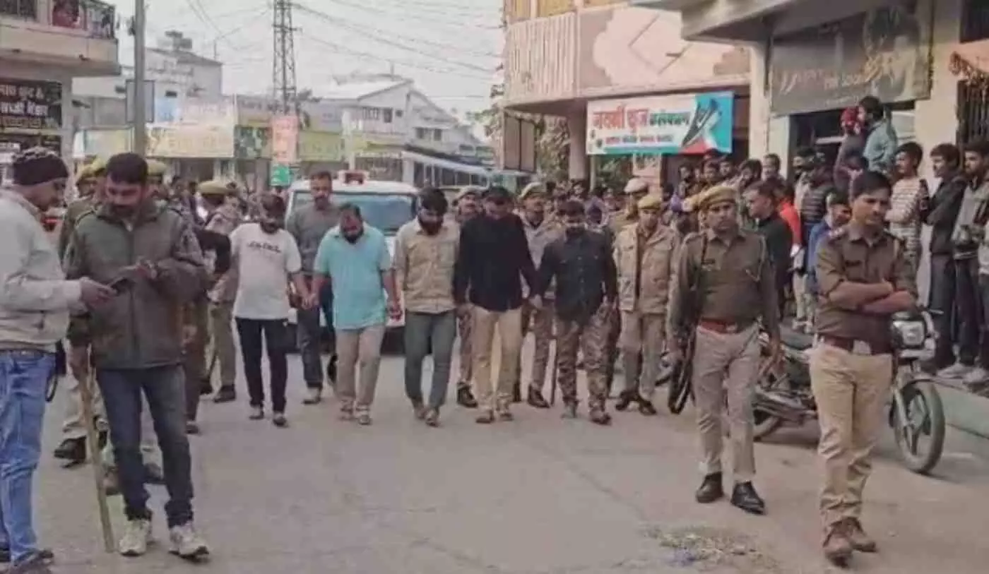 राजसमंद: हिम्मत सिंह के हत्यारों का निकला गुरूर, खमनोर पुलिस ने गलियों में पैदल घुमाकर निकाली सारी हेकड़ी राजसमंद: हिम्मत सिंह के हत्यारों का निकला गुरूर, खमनोर पुलिस ने गलियों में पैदल घुमाकर निकाली सारी हेकड़ी