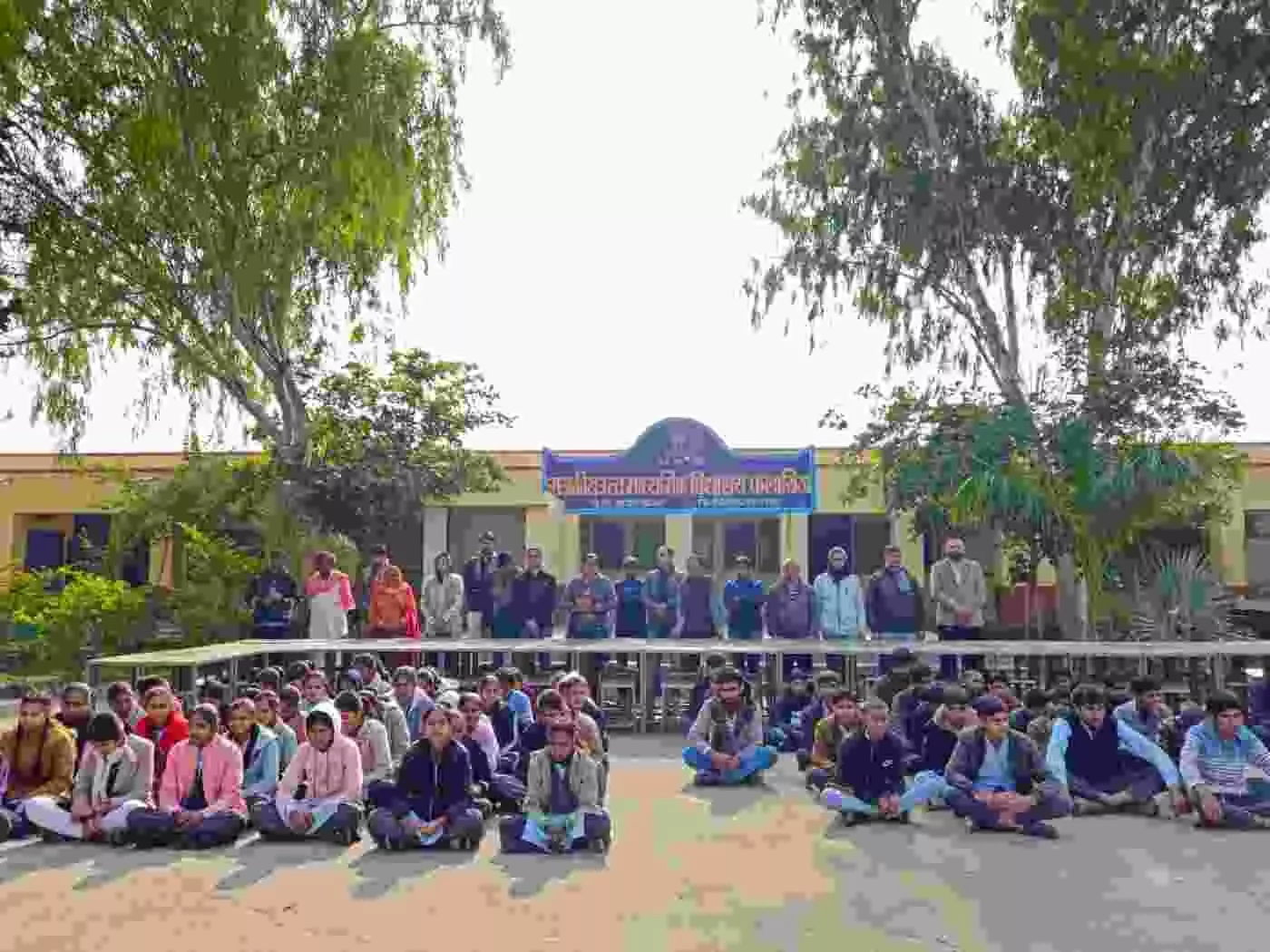 फलासिया (कांकरवा): राजकीय विद्यालय में रविंद्र हैरियस प्राइवेट लिमिटेड ने भेंट किया फर्नीचर, शिक्षा के क्षेत्र में बढ़ाया सहयोग का हाथ