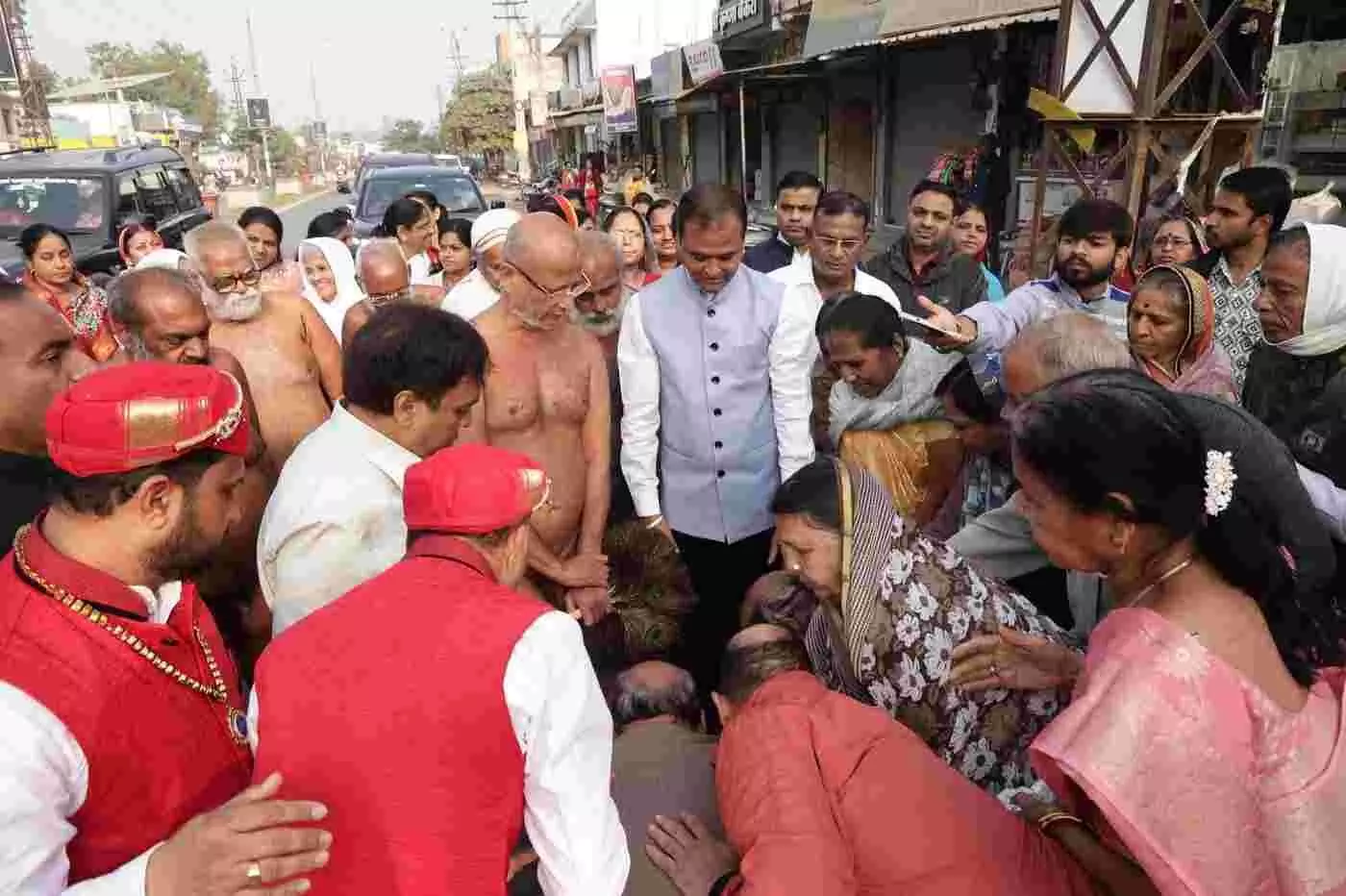 डूंगरपुर की धरा पर राष्ट्रसंत पुलक सागर जी का भव्य मंगल प्रवेश, 2026 के संकल्पों के साथ जैन समाज में उत्साह का संचार डूंगरपुर की धरा पर राष्ट्रसंत पुलक सागर जी का भव्य मंगल प्रवेश, 2026 के संकल्पों के साथ जैन समाज में उत्साह का संचार