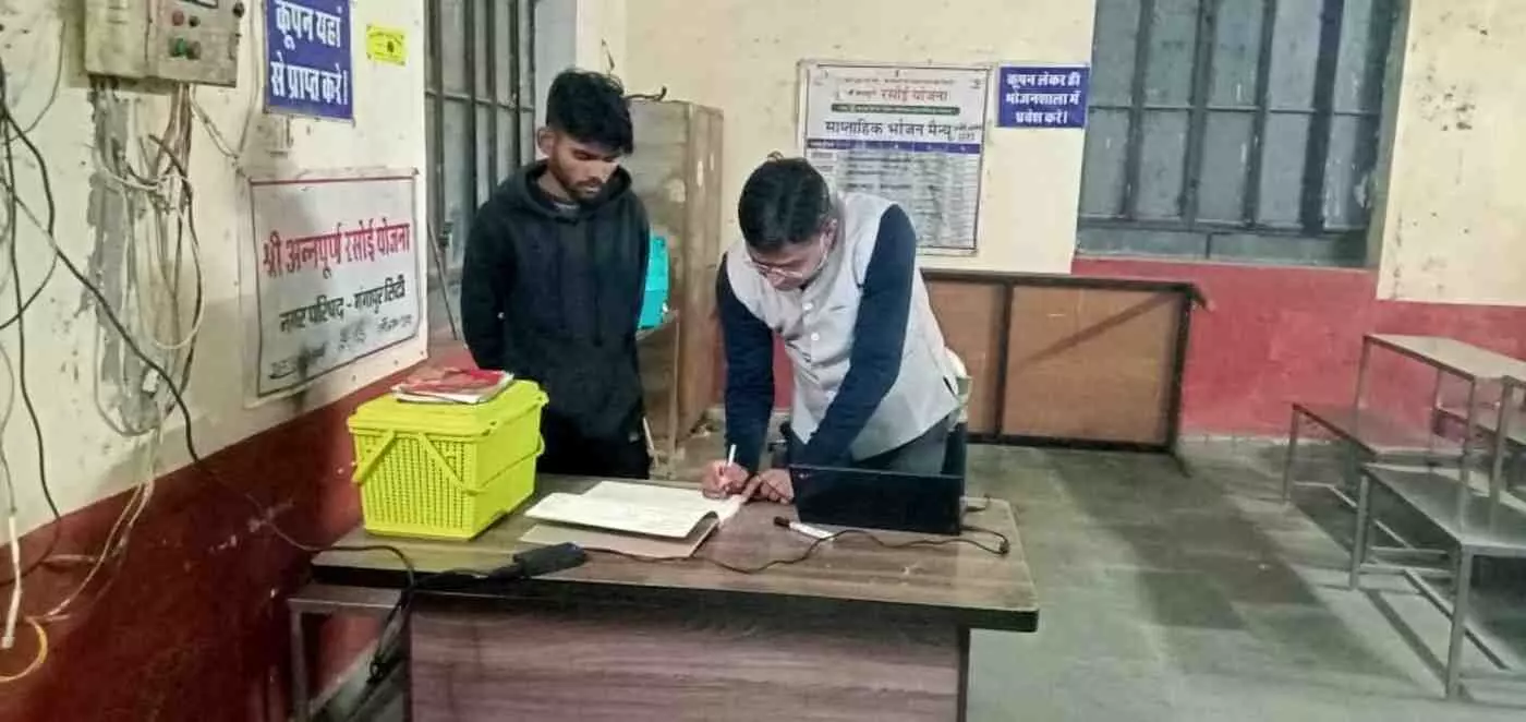 गंगापुर सिटी: कड़ाके की ठंड के बीच रैन बसेरों और अन्नपूर्णा रसोई की जमीनी हकीकत परखने आधी रात को निकले एसडीएम बृजेन्द्र मीना