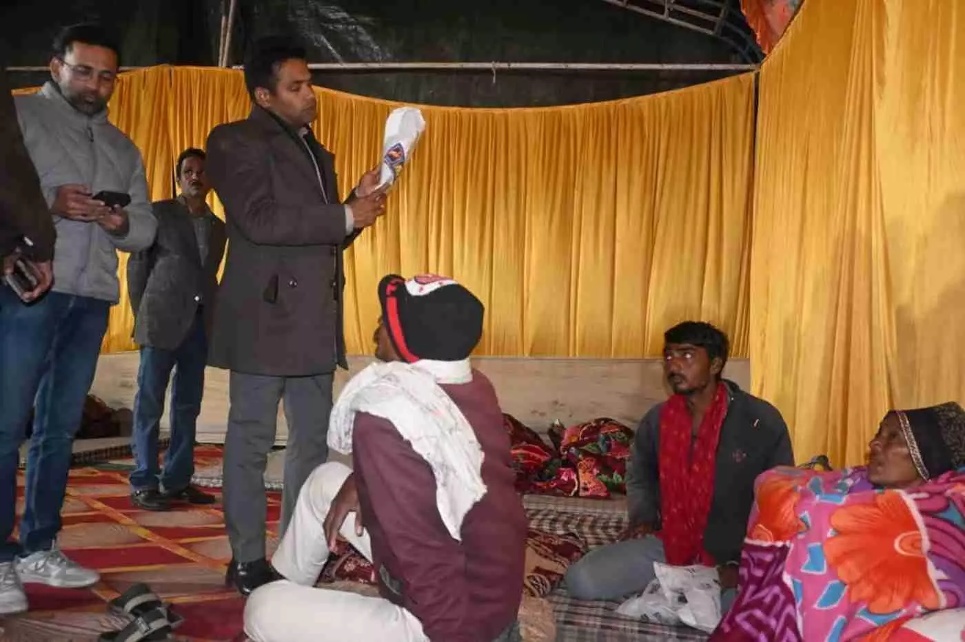 चित्तौड़गढ़: कड़ाके की ठंड में रैन बसेरों की गर्माहट और अन्नपूर्णा रसोई का स्वाद परखने आधी रात को सड़कों पर उतरे जिला कलक्टर