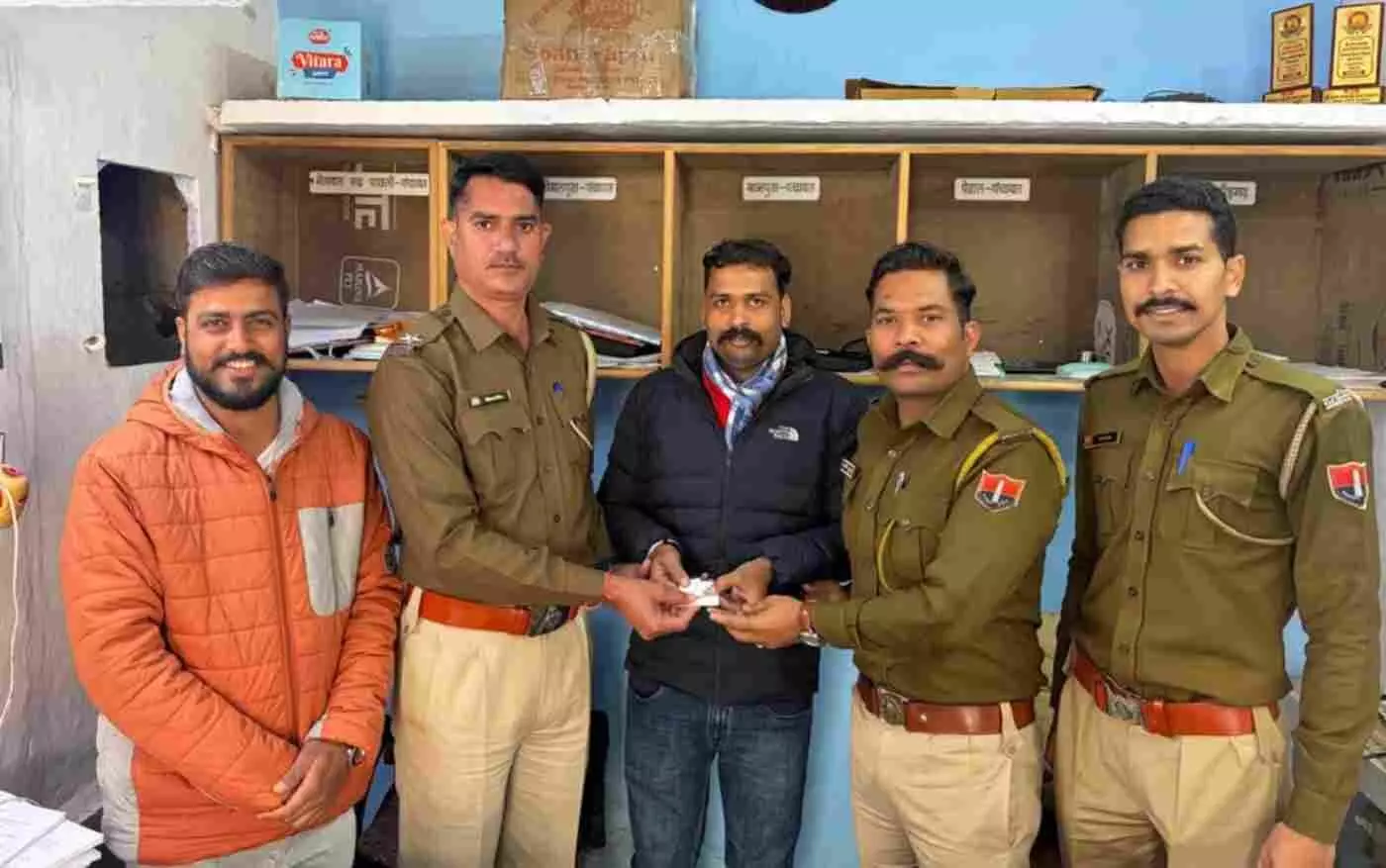 चित्तौड़गढ़: ईमानदारी की मिसाल, दुर्ग की राह पर गिरा सोने का आभूषण पुलिस ने सुरक्षित लौटाया
