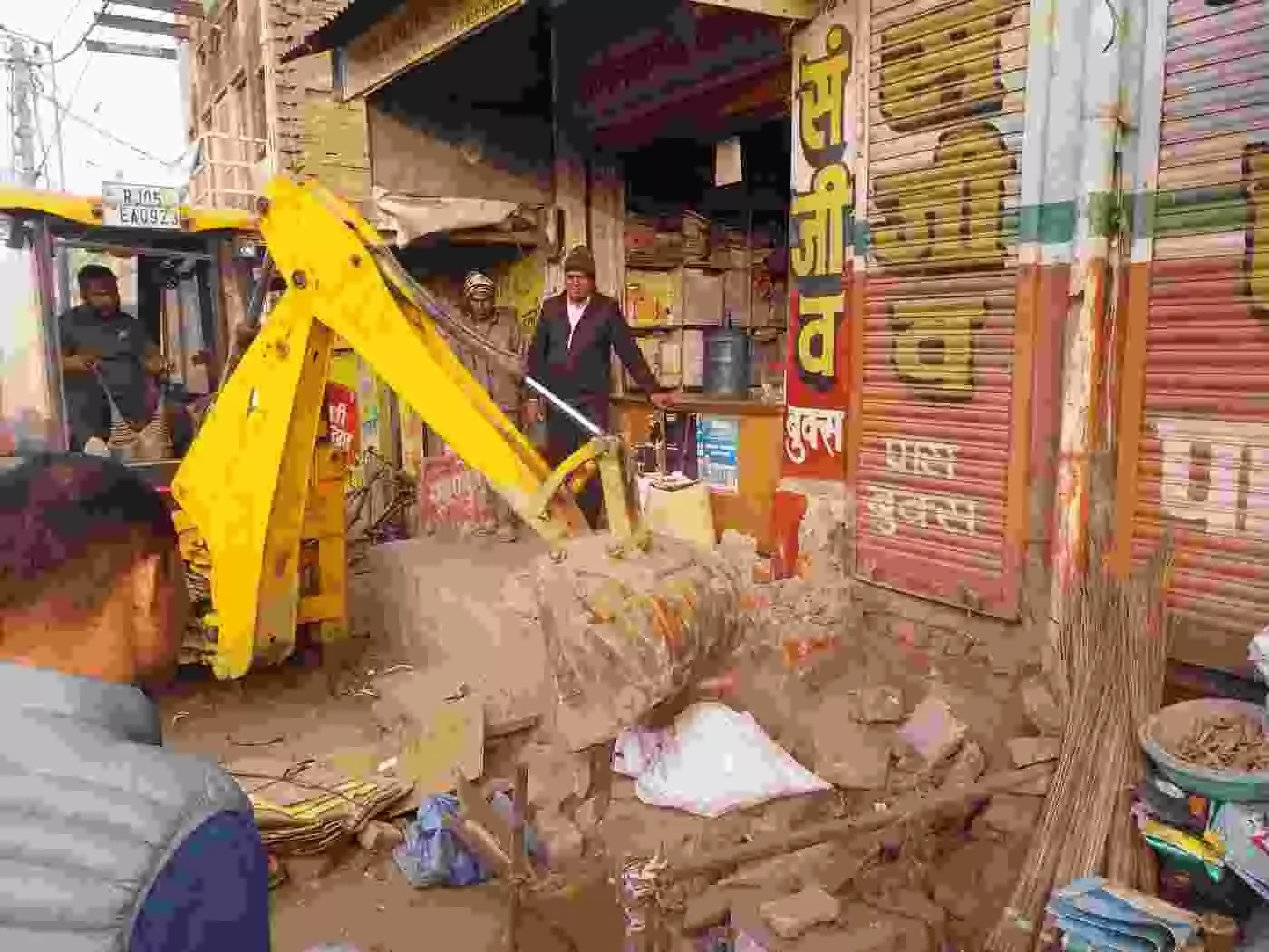 डीग शहर में अतिक्रमण पर चला पीला पंजा: प्रशासन की सख्ती से थर्राए अवैध कब्जाधारी डीग शहर में अतिक्रमण पर चला पीला पंजा: प्रशासन की सख्ती से थर्राए अवैध कब्जाधारी