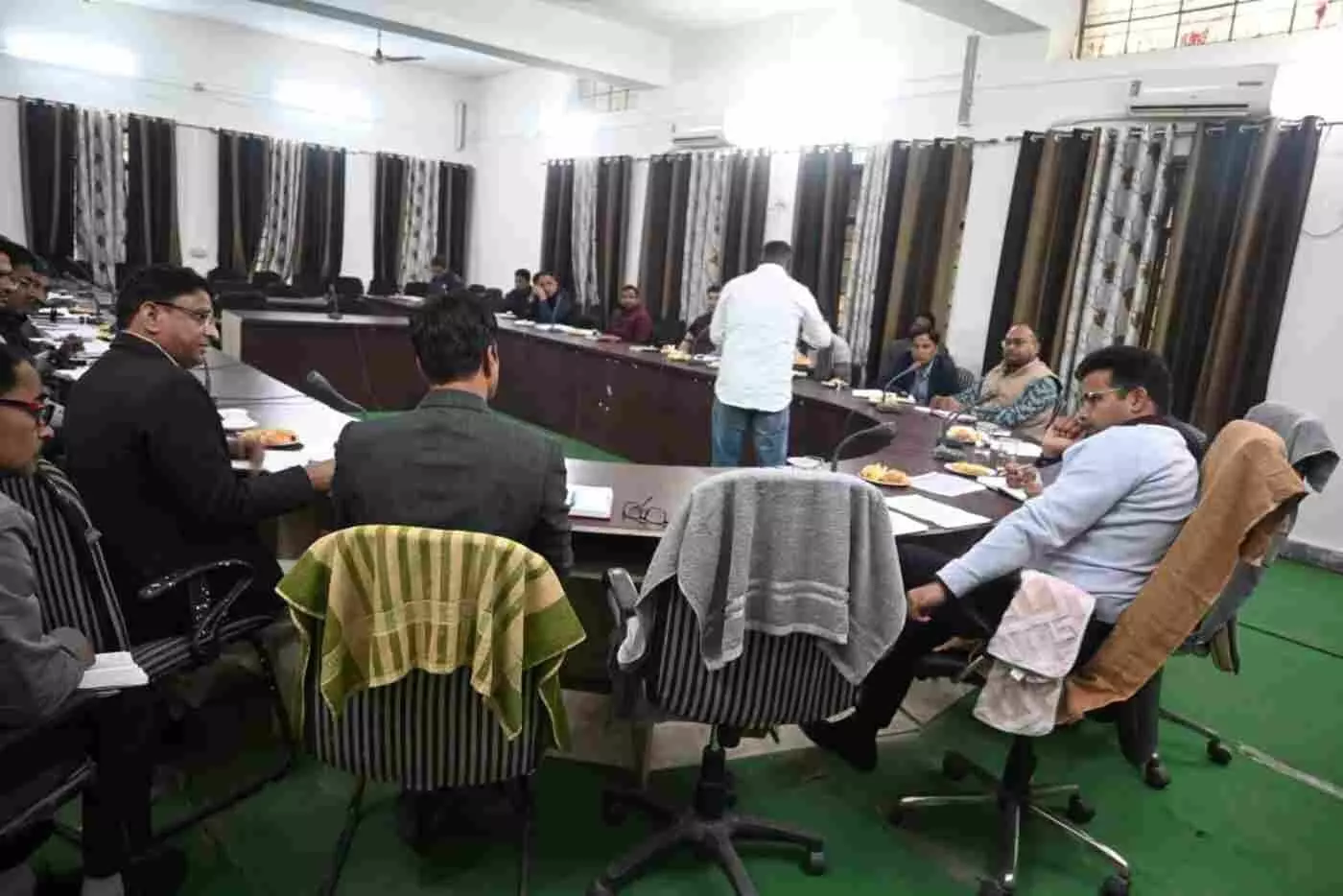 निंबाहेड़ा: अवैध खनन पर जिला कलेक्टर की पैनी नजर, अधिकारियों को दी सख्त कार्रवाई की चेतावनी