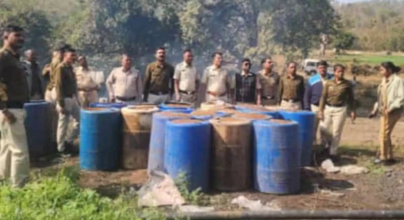 अमरावती सीमा पर आबकारी विभाग का बड़ा प्रहार: महाराष्ट्र और मध्य प्रदेश पुलिस की संयुक्त कार्रवाई में 20 लाख का महुआ लहान नष्ट