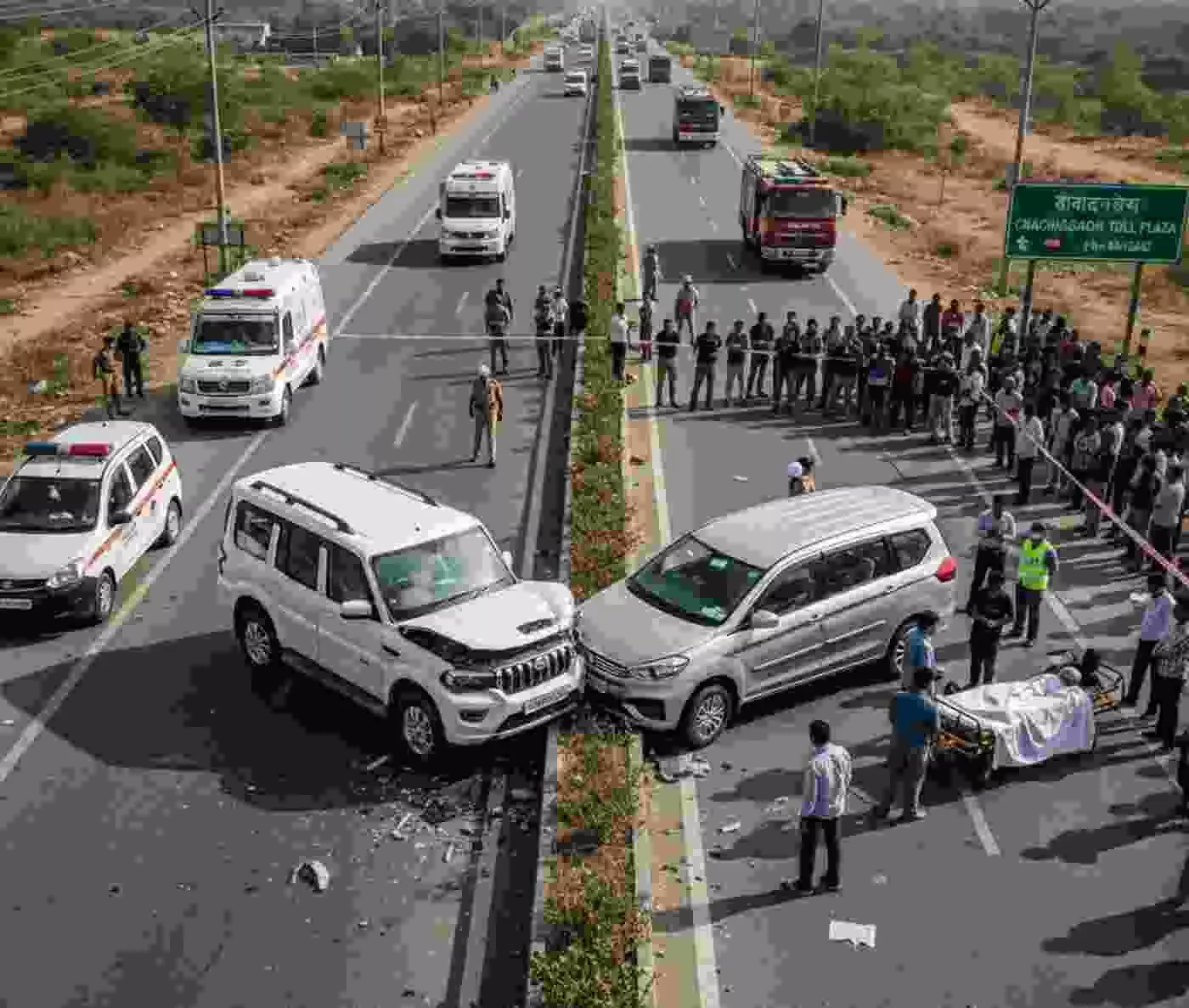 Ai generated image.नासिक में मौत की रफ्तार का तांडव: स्कॉर्पियो और इर्टिगा की भीषण टक्कर में चार की जान गई, आठ जिंदगी और मौत के बीच