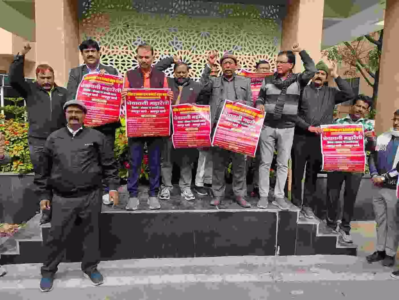 जयपुर: हक की हुंकार के साथ सड़कों पर उतरेंगे आवासन मण्डल के हजारों कर्मचारी, चेतावनी महारैली की तैयारियां पूर्ण जयपुर: हक की हुंकार के साथ सड़कों पर उतरेंगे आवासन मण्डल के हजारों कर्मचारी, चेतावनी महारैली की तैयारियां पूर्ण