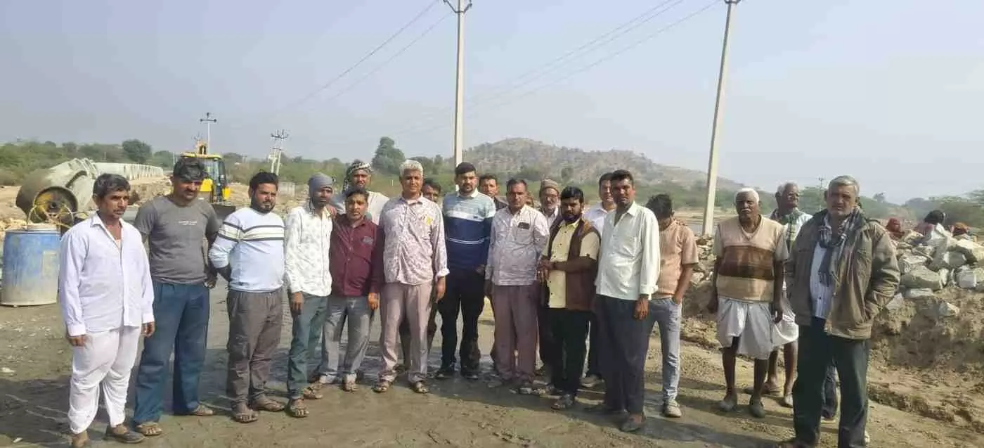 रायपुर: कुंडाल मार्ग पर पुलिया निर्माण में बड़ी लापरवाही, आक्रोशित ग्रामीणों ने रोका काम रायपुर: कुंडाल मार्ग पर पुलिया निर्माण में बड़ी लापरवाही, आक्रोशित ग्रामीणों ने रोका काम