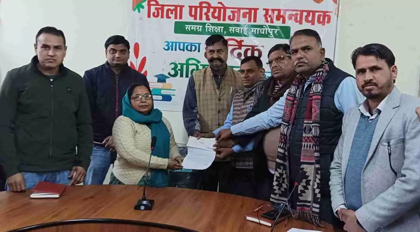 सवाई माधोपुर: सेवानिवृत्त व्याख्याता की उदारता से संवरेगा तारनपुर विद्यालय, भविष्य की उड़ान अभियान के तहत भेंट किया 40 हजार का चेक