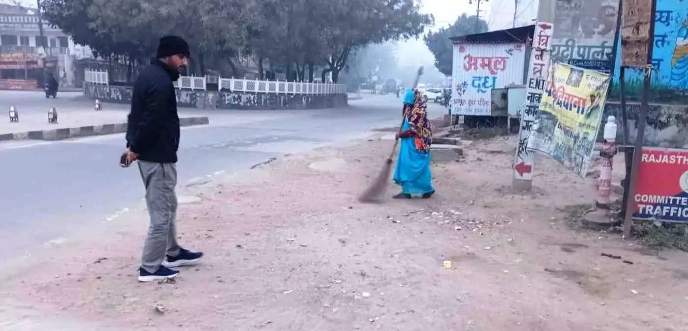 सवाई माधोपुर: आलनपुर और हाउसिंग बोर्ड में सफाई व्यवस्था का औचक निरीक्षण, लापरवाही बरतने वालों को दी सख्त चेतावनी