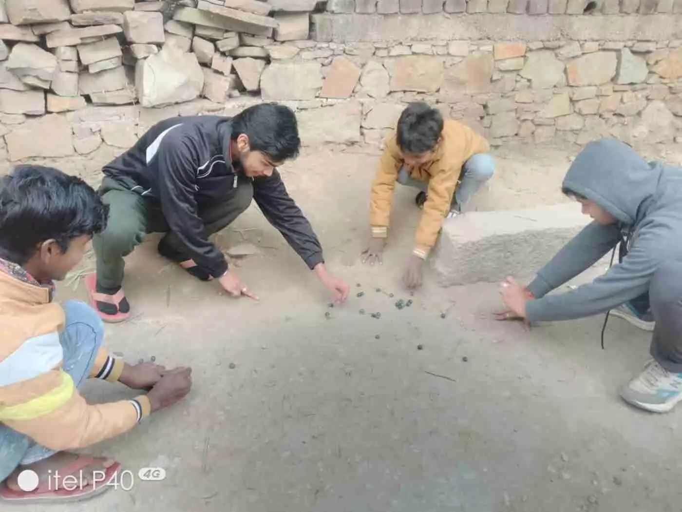 भुसावर में आज भी जीवंत है कंचा-गोली की पारंपरिक विरासत, मकर संक्रांति पर बच्चों ने दिया डिजिटल दुनिया से बाहर निकलने का संदेश
