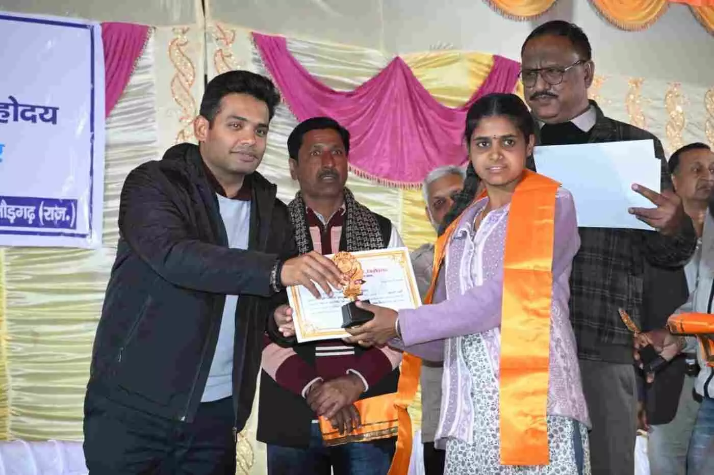 चित्तौड़गढ़: जिला कलक्टर की रात्रि चौपाल में समस्याओं का त्वरित समाधान, मण्डला चारण में न्याय की उम्मीद लेकर पहुंचे ग्रामीण