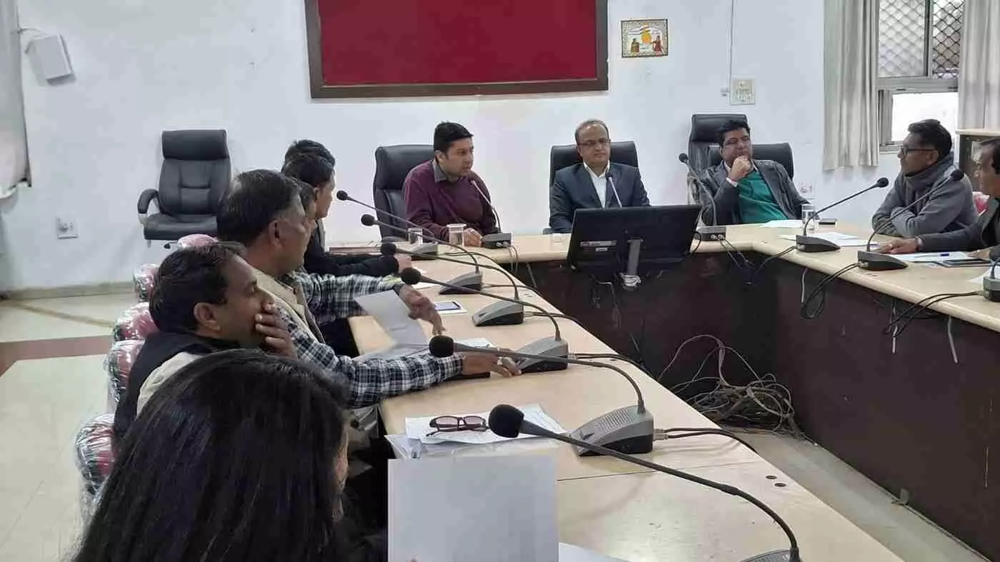 भीलवाड़ा: मतदाता सूची पुनरीक्षण को लेकर संभागीय आयुक्त ने कसी कमर, राजनीतिक दलों के साथ की अहम बैठक भीलवाड़ा: मतदाता सूची पुनरीक्षण को लेकर संभागीय आयुक्त ने कसी कमर, राजनीतिक दलों के साथ की अहम बैठक