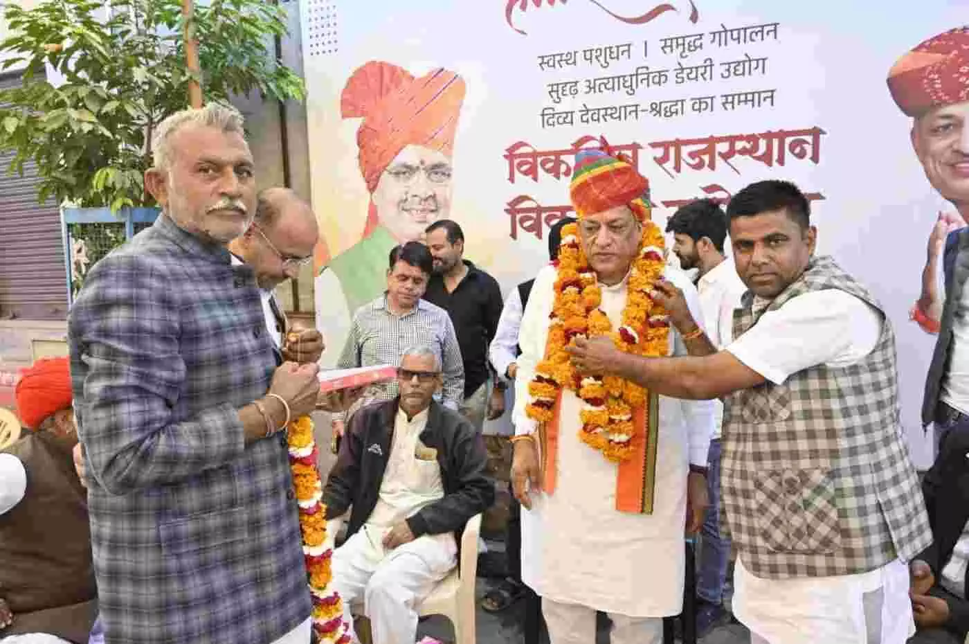 सुमेरपुर: जनसेवा के संकल्प के साथ कैबिनेट मंत्री जोराराम कुमावत ने सुनी ग्रामीणों की समस्याएं, विकास और आस्था का दिखा अनूठा संगम सुमेरपुर: जनसेवा के संकल्प के साथ कैबिनेट मंत्री जोराराम कुमावत ने सुनी ग्रामीणों की समस्याएं, विकास और आस्था का दिखा अनूठा संगम