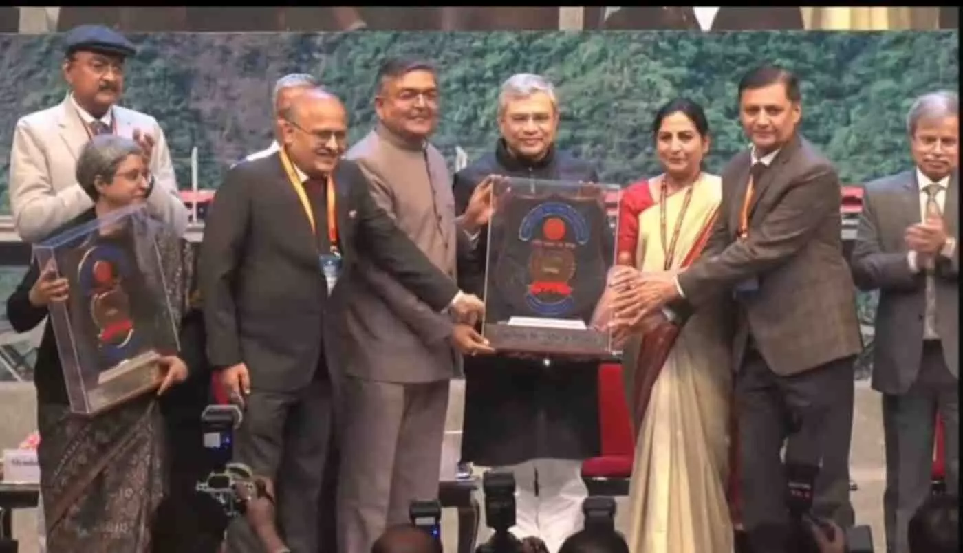 जयपुर/नई दिल्ली: उत्तर पश्चिम रेलवे ने राष्ट्रीय स्तर पर गाड़े सफलता के झंडे, रेल मंत्री ने 3 शील्ड और 5 व्यक्तिगत पुरस्कारों से नवाजा जयपुर/नई दिल्ली: उत्तर पश्चिम रेलवे ने राष्ट्रीय स्तर पर गाड़े सफलता के झंडे, रेल मंत्री ने 3 शील्ड और 5 व्यक्तिगत पुरस्कारों से नवाजा