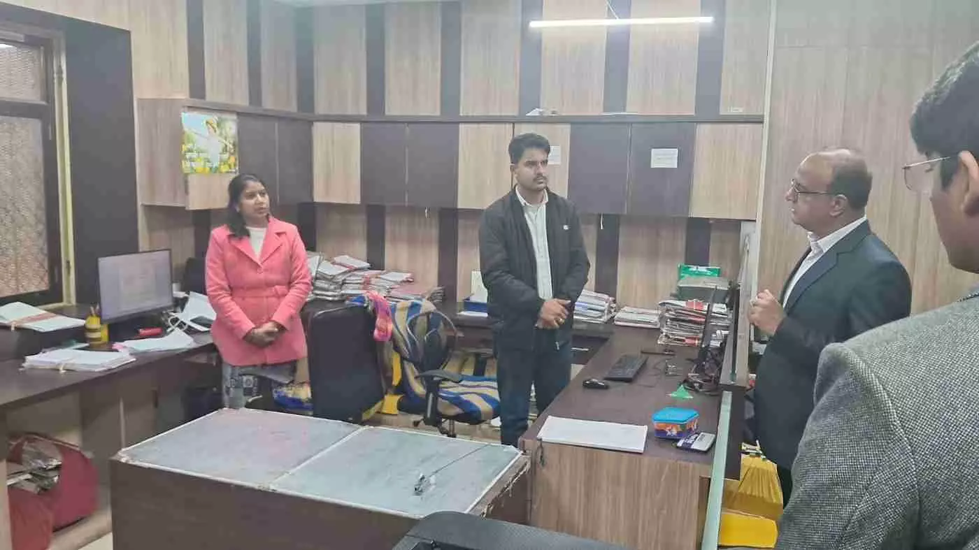 भीलवाड़ा: संभागीय आयुक्त का महा-निरीक्षण; कलेक्ट्रेट से जेल तक हड़कंप, व्यवस्थाओं की परखी जमीनी हकीकत भीलवाड़ा: संभागीय आयुक्त का महा-निरीक्षण; कलेक्ट्रेट से जेल तक हड़कंप, व्यवस्थाओं की परखी जमीनी हकीकत