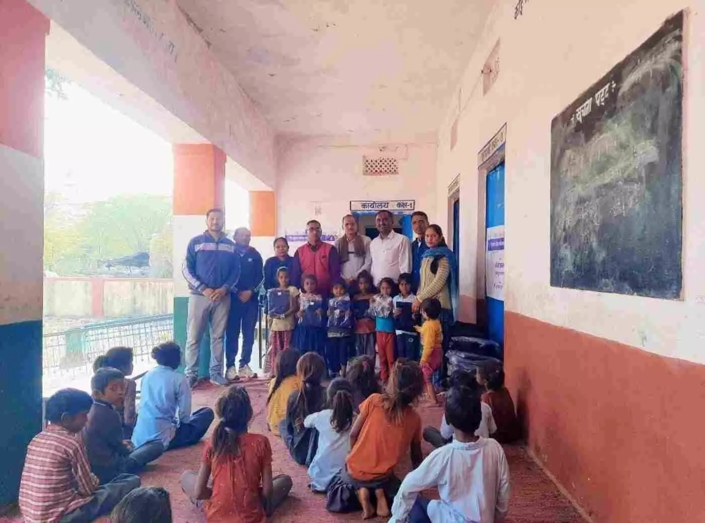 मावली के सरकारी विद्यालय में शिक्षक की पहल: कड़ाके की ठंड में बच्चों को मिले स्वेटर और खुशियाँ मावली के सरकारी विद्यालय में शिक्षक की पहल: कड़ाके की ठंड में बच्चों को मिले स्वेटर और खुशियाँ