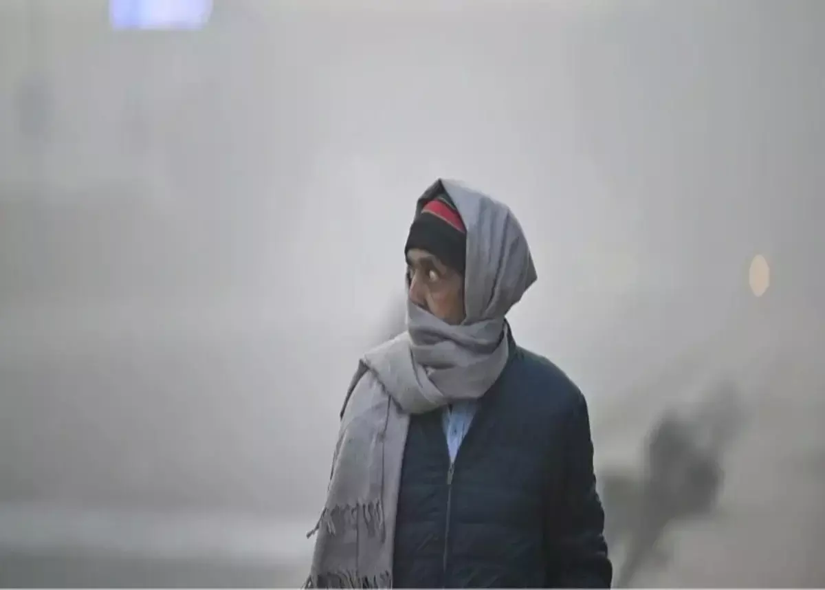 Choking air, growing danger: Delhis AQI reaches 302, falling into the very poor category Choking air, growing danger: Delhis AQI reaches 302, falling into the very poor category