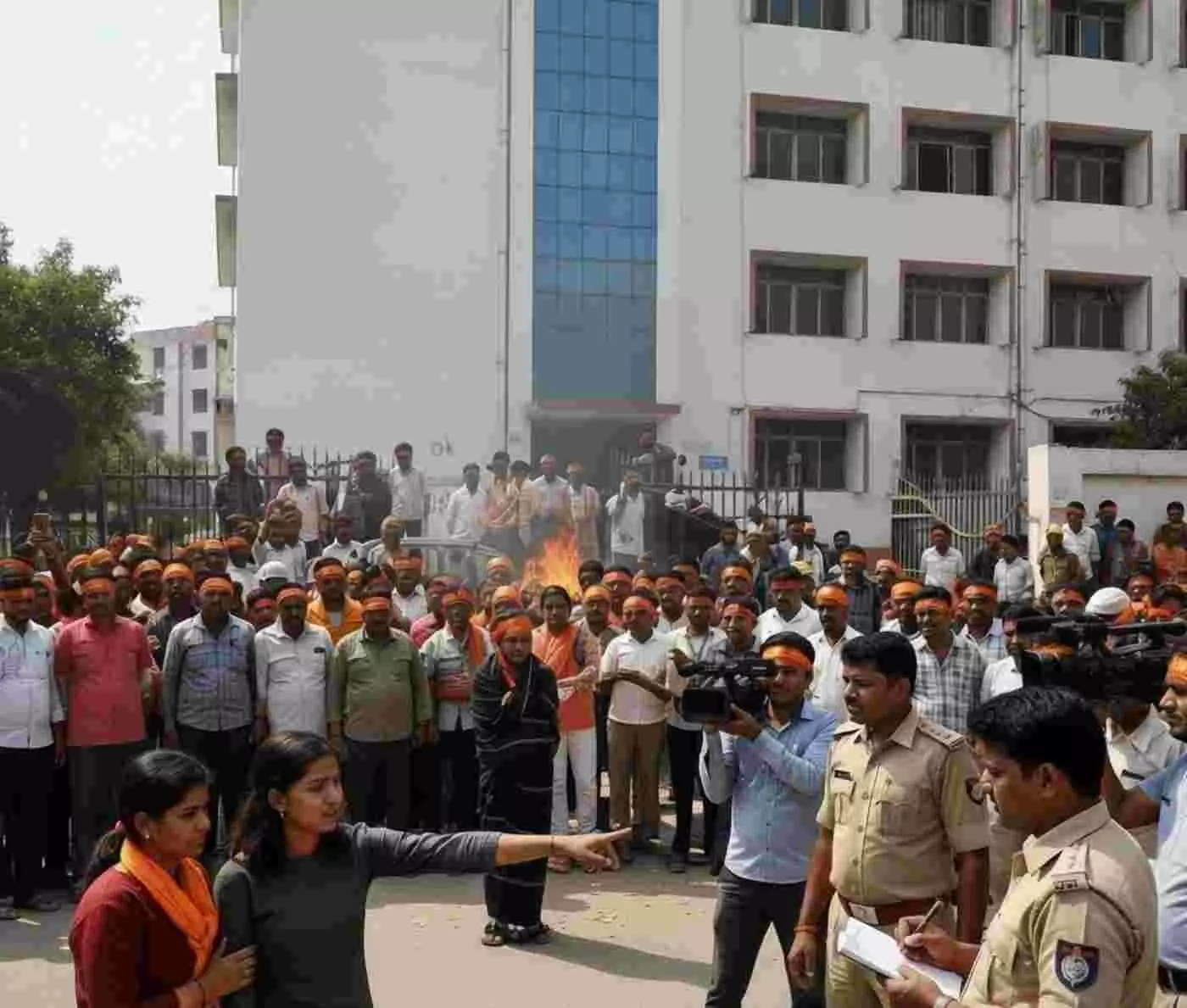 Ai generated image.पालघर में मेडिकल छात्रा से जबरन पढ़वाई गई नमाज: हॉस्टल में मजहबी दबाव के बाद पुलिस का कड़ा एक्शन