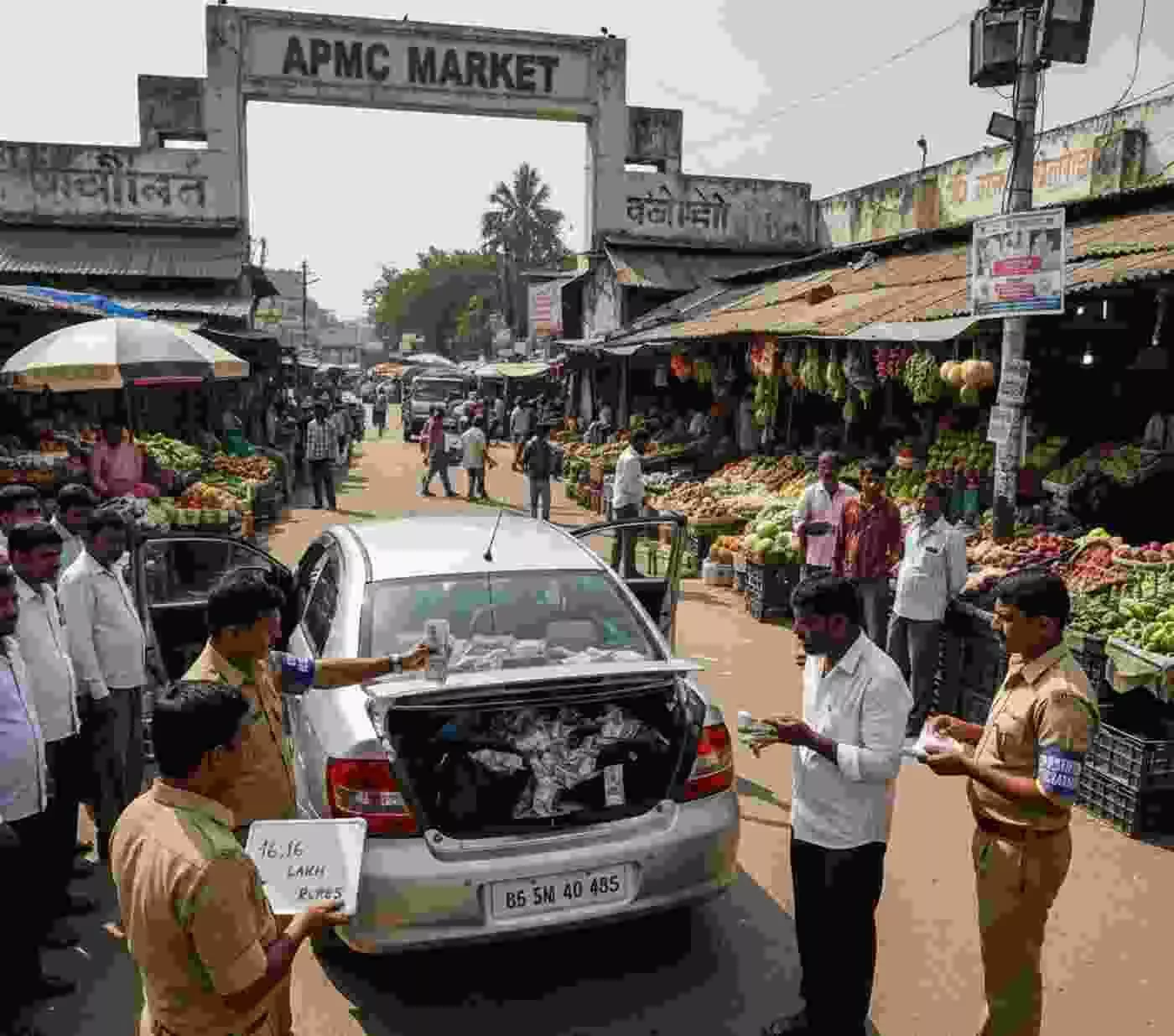 Ai generated image.मुंबई: चुनावी घमासान के बीच उड़न दस्ते की बड़ी कार्रवाई, कार से 16 लाख की बेहिसाबी नकदी बरामद