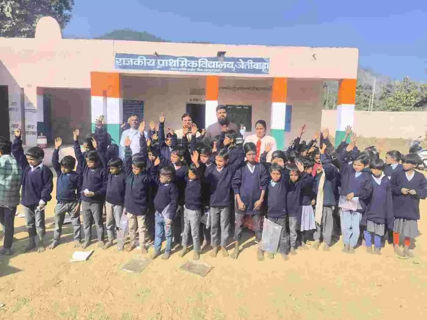 झाड़ोल: कड़कड़ाती ठंड में मानवता की गर्माहट, जेतीवाड़ा स्कूल के शिक्षकों ने पेश की सेवा की अनूठी मिसाल झाड़ोल: कड़कड़ाती ठंड में मानवता की गर्माहट, जेतीवाड़ा स्कूल के शिक्षकों ने पेश की सेवा की अनूठी मिसाल