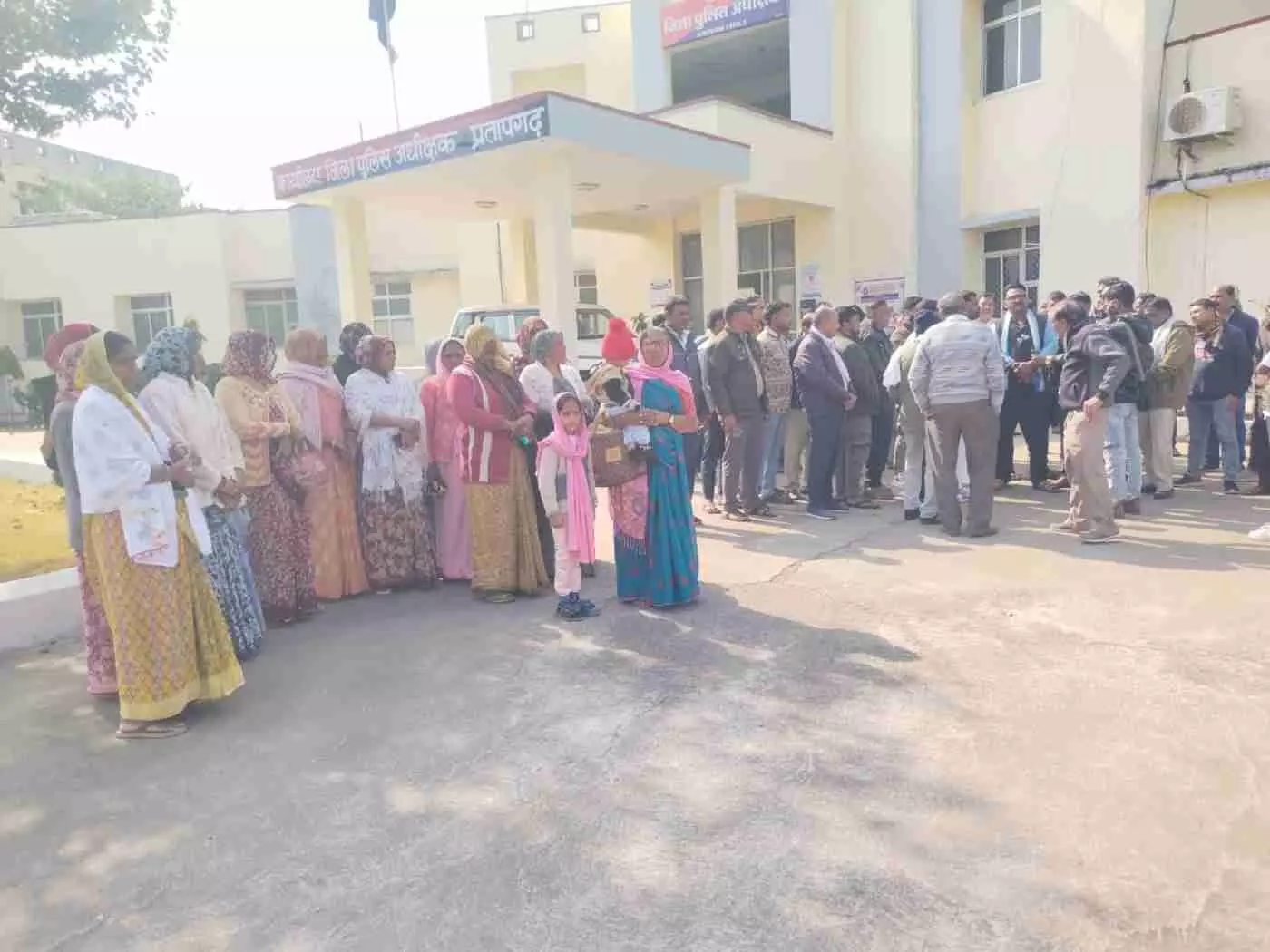 प्रतापगढ़: कुवैत से न्याय की गुहार, विवाहिता की संदिग्ध मौत मामले में हत्या और दुष्कर्म के गंभीर आरोप प्रतापगढ़: कुवैत से न्याय की गुहार, विवाहिता की संदिग्ध मौत मामले में हत्या और दुष्कर्म के गंभीर आरोप