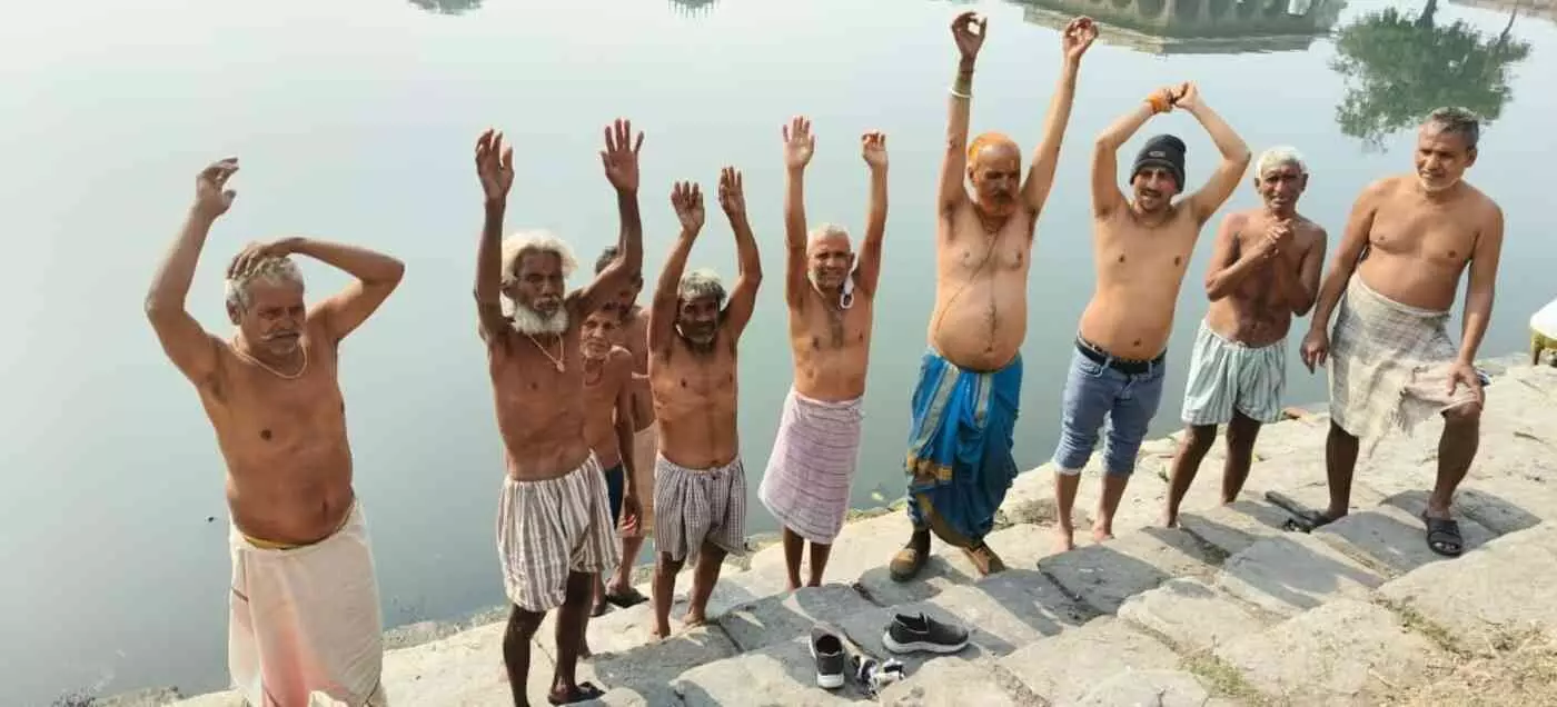 डीग: जलमहलों की अस्मिता बचाने को अर्धनग्न प्रदर्शन, 46वें दिन भी जारी रहा जन-आंदोलन डीग: जलमहलों की अस्मिता बचाने को अर्धनग्न प्रदर्शन, 46वें दिन भी जारी रहा जन-आंदोलन