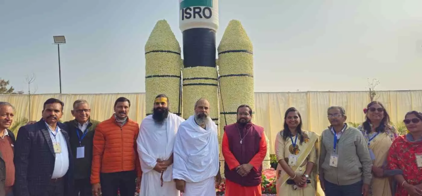 भीलवाड़ा में प्रकृति और अध्यात्म का भव्य समागम: पुष्प प्रदर्शनी 2026 का संतों के सान्निध्य में शंखनाद भीलवाड़ा में प्रकृति और अध्यात्म का भव्य समागम: पुष्प प्रदर्शनी 2026 का संतों के सान्निध्य में शंखनाद