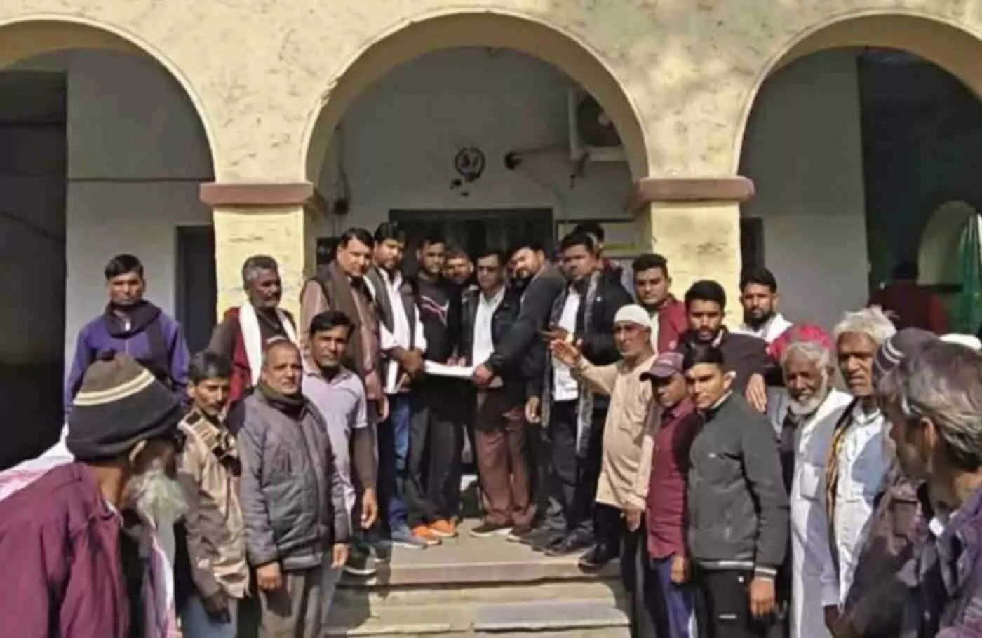 रायपुर: बडिपोल में स्कूल की तालाबंदी और ग्रामीणों का हुंकार, 8 किमी दूर जंगल के रास्ते बच्चों को भेजने से इनकार