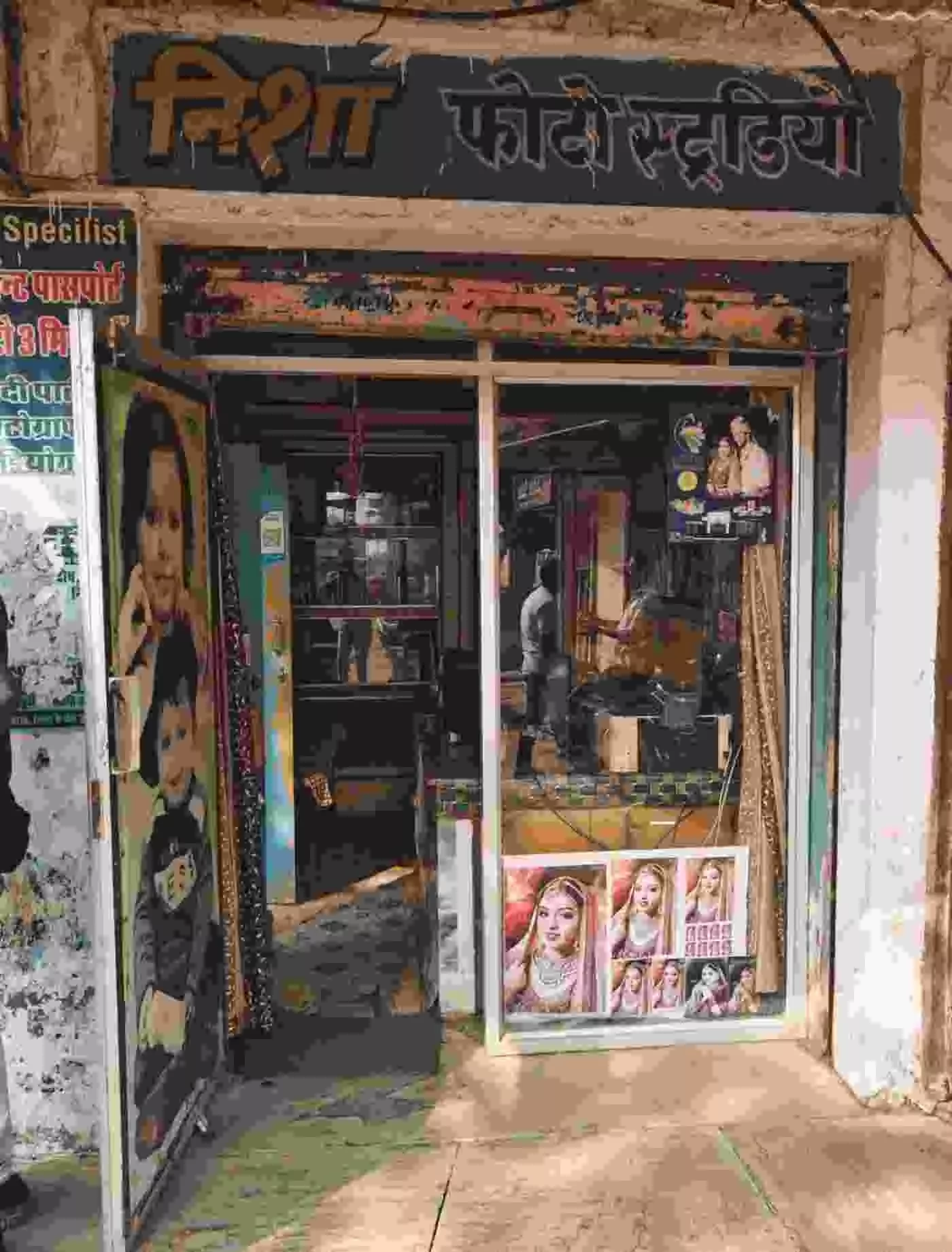 बारां: मेला ग्राउंड स्थित फोटो स्टूडियो में लाखों की सेंधमारी, कैमरों के साथ ग्राहकों का अनमोल डेटा भी पार बारां: मेला ग्राउंड स्थित फोटो स्टूडियो में लाखों की सेंधमारी, कैमरों के साथ ग्राहकों का अनमोल डेटा भी पार