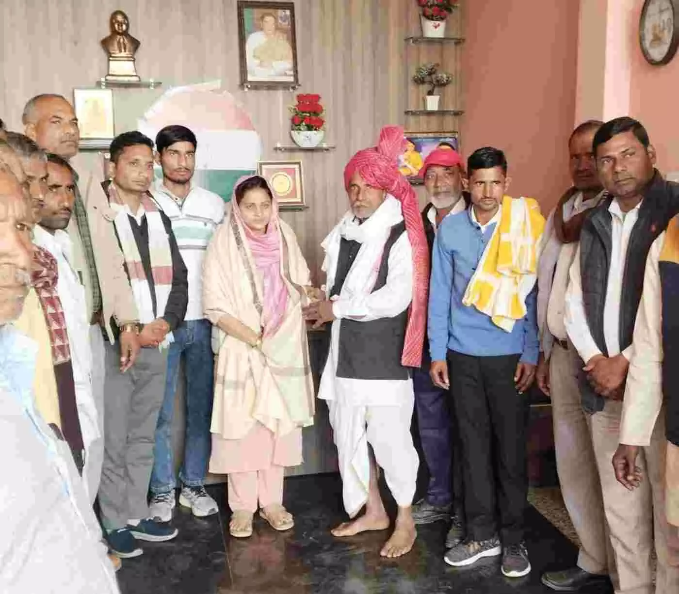 भरतपुर: जर्जर सड़क के दंश से मुक्ति के लिए ग्रामीणों ने भरी हुंकार, सांसद संजना जाटव को सौंपा ज्ञापन