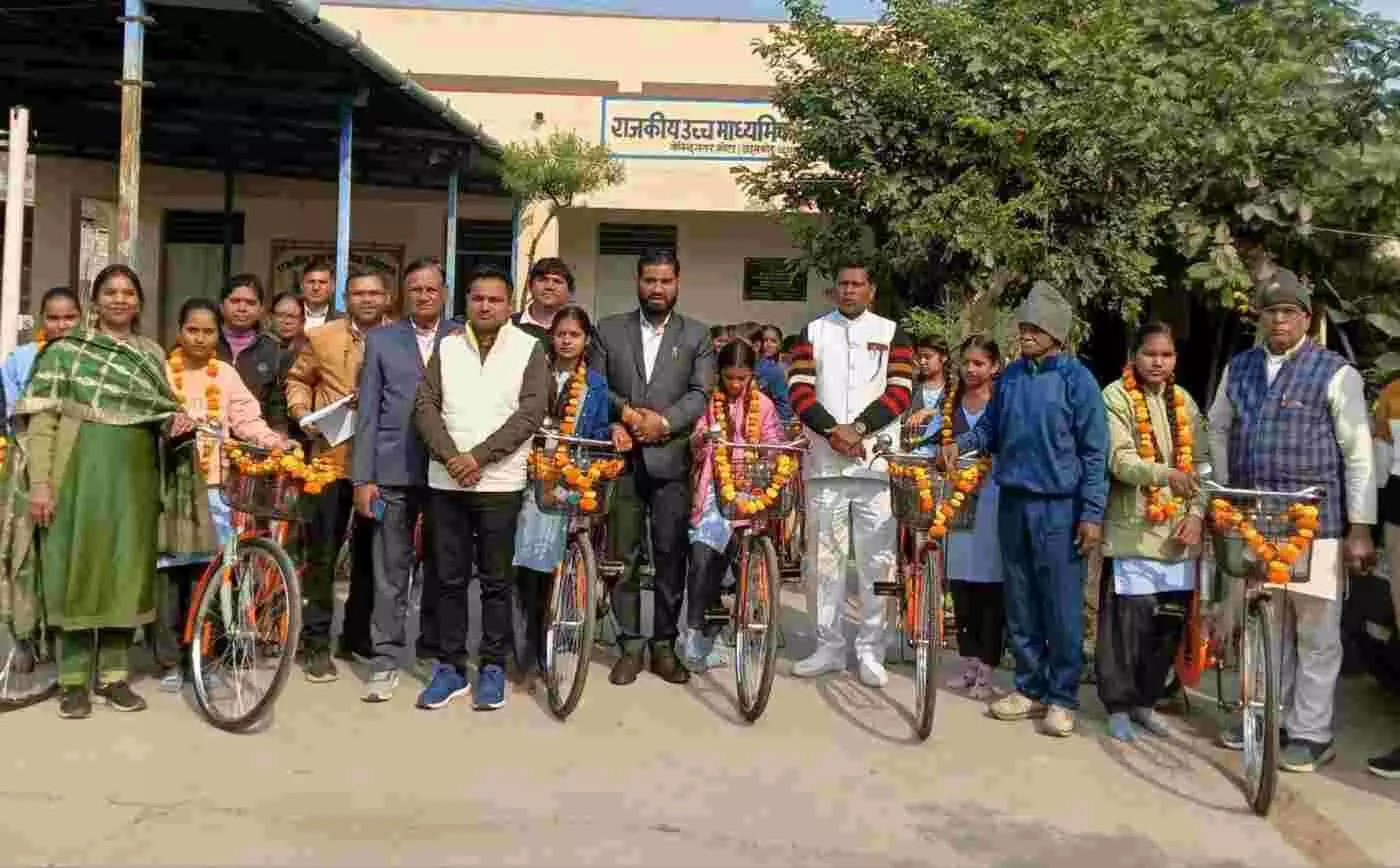 कोटा: गोविंद नगर विद्यालय में बालिकाओं के पंखों को मिली उड़ान, 45 छात्राओं को वितरित की गई नि:शुल्क साइकिलें
