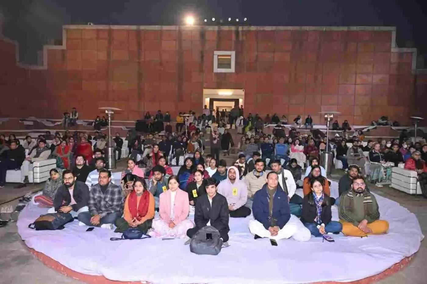जयपुर: जवाहर कला केंद्र में सुरों की स्वर्णिम वर्षा, अनहद की सर्द शाम में अश्विनी भिड़े के गायन ने घोली गर्माहट जयपुर: जवाहर कला केंद्र में सुरों की स्वर्णिम वर्षा, अनहद की सर्द शाम में अश्विनी भिड़े के गायन ने घोली गर्माहट