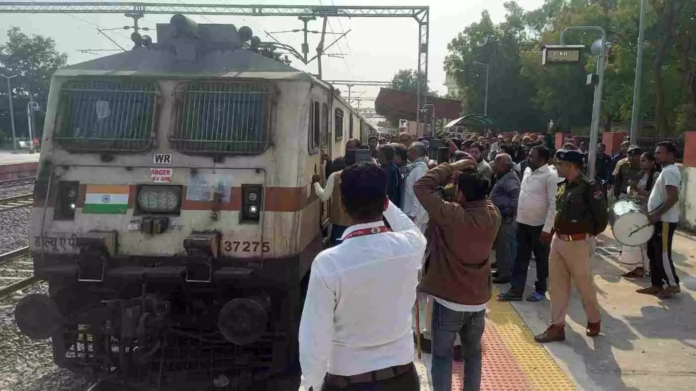 पिंडवाड़ा में रेल विकास को मिली नई गति: साबरमती-थावे एक्सप्रेस के ठहराव से क्षेत्रवासियों में हर्ष की लहर