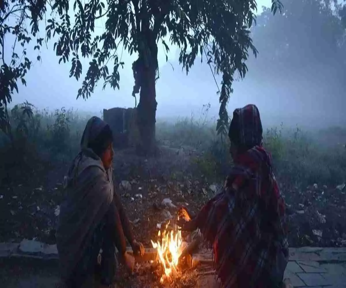 Delhi reels under cold wave, mercury dips to 4.1 degrees Celsius Delhi reels under cold wave, mercury dips to 4.1 degrees Celsius