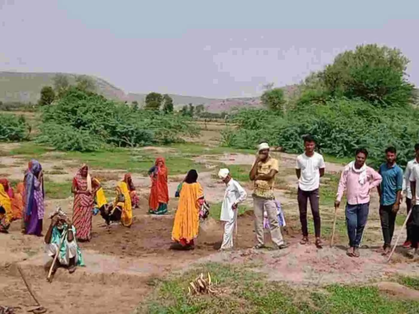 करौली: सिस्टम की बेशर्मी! भरतून में मुर्दे कर रहे मनरेगा में मजदूरी, मृतक के खाते से सरकारी राशि का गबन करौली: सिस्टम की बेशर्मी! भरतून में मुर्दे कर रहे मनरेगा में मजदूरी, मृतक के खाते से सरकारी राशि का गबन