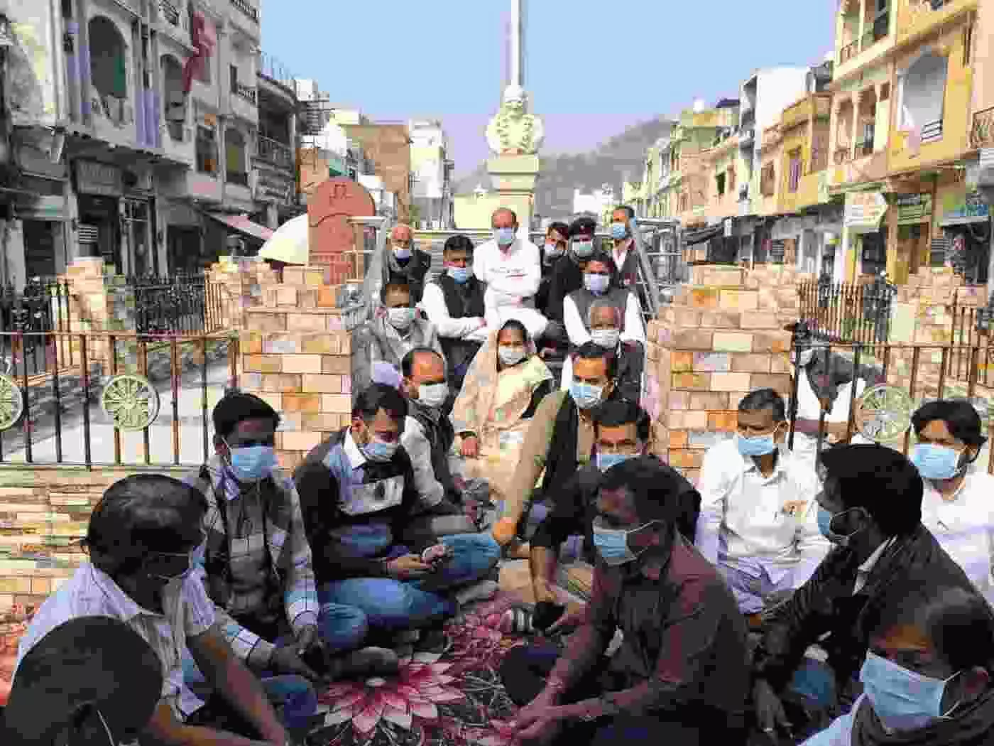 सलूम्बर में मनरेगा के वजूद की जंग: नाम बदलने के विरोध में गांधी प्रतिमा के समक्ष कांग्रेस का तीन घंटे का मौन सत्याग्रह