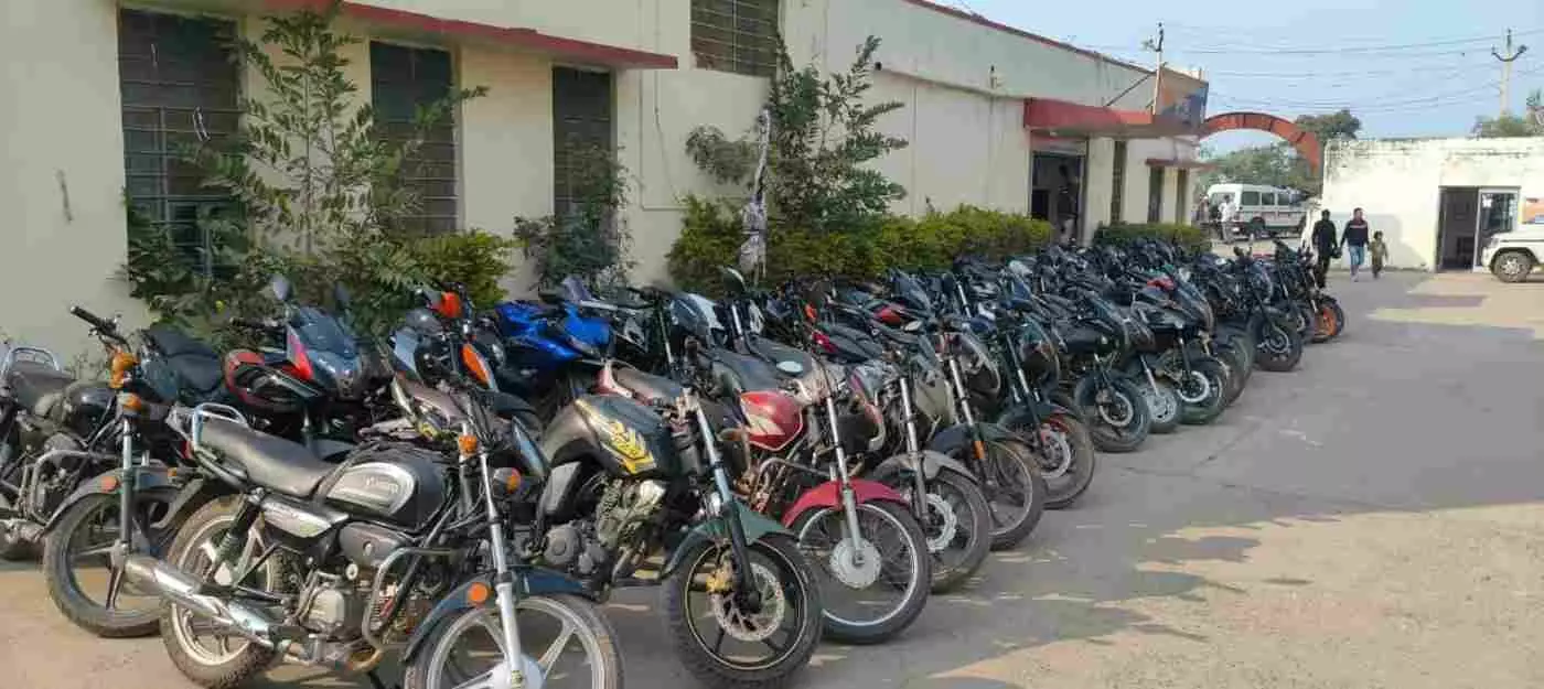 डूंगरपुर: स्टंटबाजों पर कोतवाली पुलिस का कड़ा प्रहार, 50 पावर बाइक जब्त कर नष्ट किए मॉडिफाई साइलेंसर डूंगरपुर: स्टंटबाजों पर कोतवाली पुलिस का कड़ा प्रहार, 50 पावर बाइक जब्त कर नष्ट किए मॉडिफाई साइलेंसर