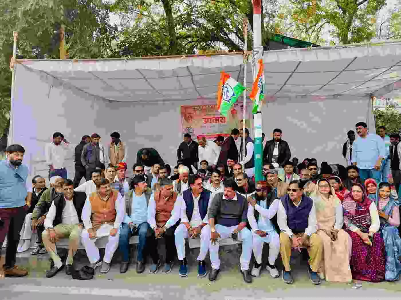 चित्तौड़गढ़: मनरेगा के वजूद पर मंडराते संकट के खिलाफ कांग्रेस का संग्राम, गांधीवादी विचारधारा को बचाने के लिए उपवास पर बैठे दिग्गज