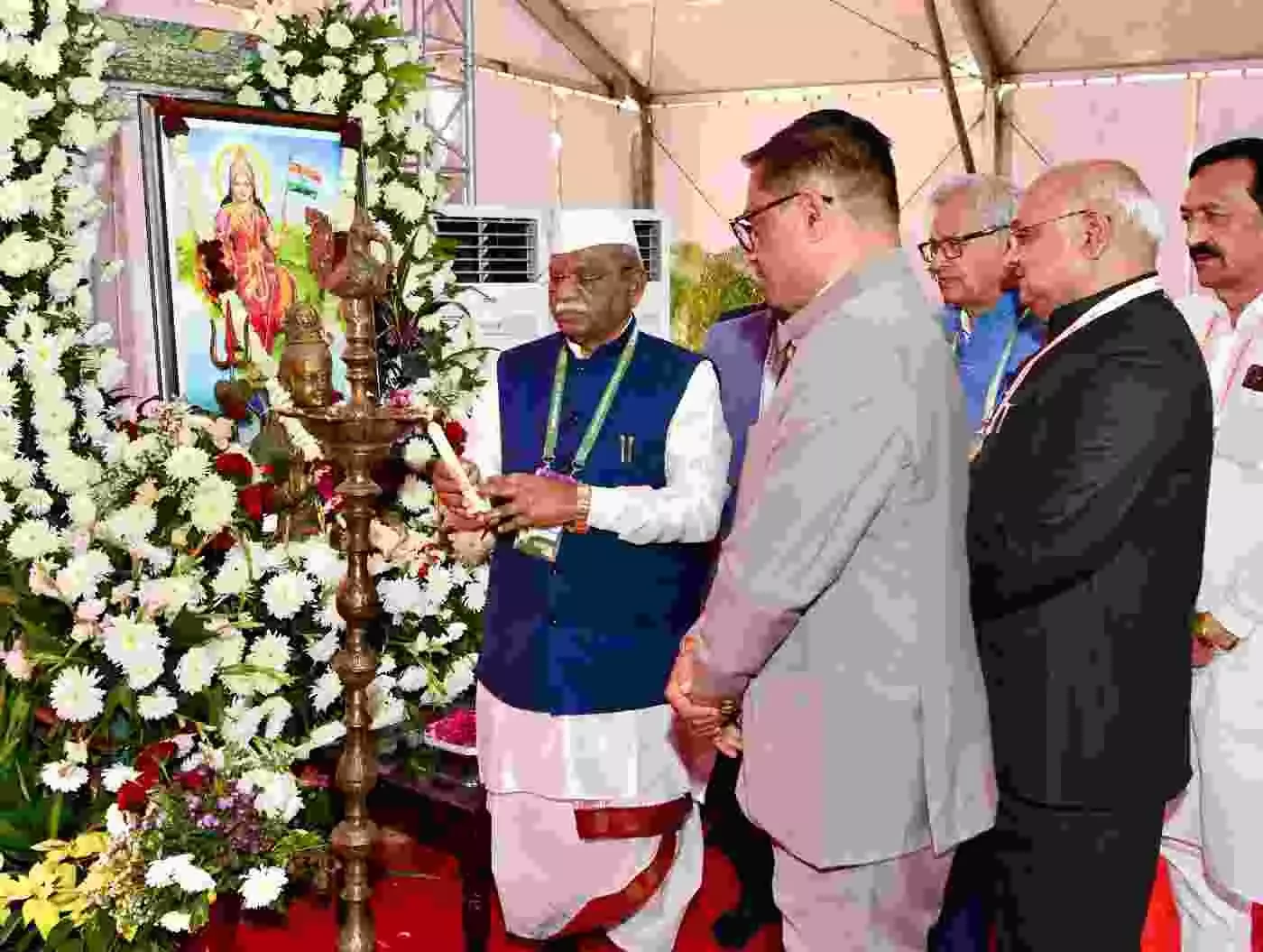 जोधपुर में उमड़ा माहेश्वरी महाकुंभ: राज्यपाल श्री हरिभाऊ बागडे ने कहा—जहाँ बैलगाड़ी नहीं पहुँचती, वहाँ माहेश्वरी समाज राष्ट्र निर्माण की अलख जगाता है जोधपुर में उमड़ा माहेश्वरी महाकुंभ: राज्यपाल श्री हरिभाऊ बागडे ने कहा—जहाँ बैलगाड़ी नहीं पहुँचती, वहाँ माहेश्वरी समाज राष्ट्र निर्माण की अलख जगाता है