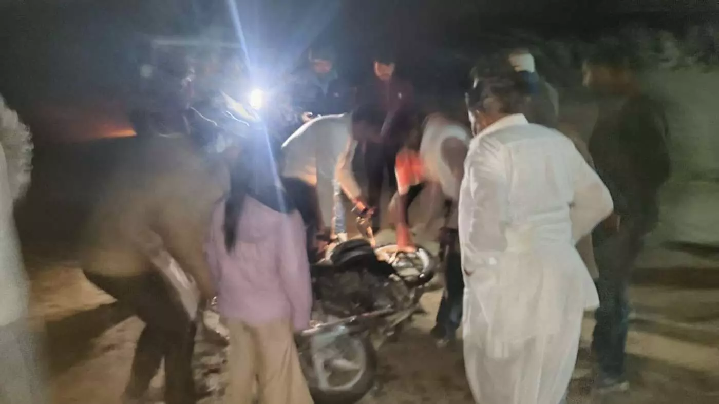 राजसमंद: मादड़ी–ढुलियाना मार्ग पर सड़क बनी फिसलन का जाल, गोबर के कारण अनियंत्रित होकर गिरे बाइक सवार, मची अफरा-तफरी