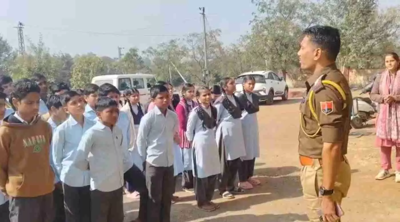 प्रतापगढ़: स्वामी विवेकानंद जयंती पर हथुनिया थाना परिसर का शैक्षणिक भ्रमण, पुलिस की कार्यप्रणाली देख रोमांचित हुए विद्यार्थी प्रतापगढ़: स्वामी विवेकानंद जयंती पर हथुनिया थाना परिसर का शैक्षणिक भ्रमण, पुलिस की कार्यप्रणाली देख रोमांचित हुए विद्यार्थी